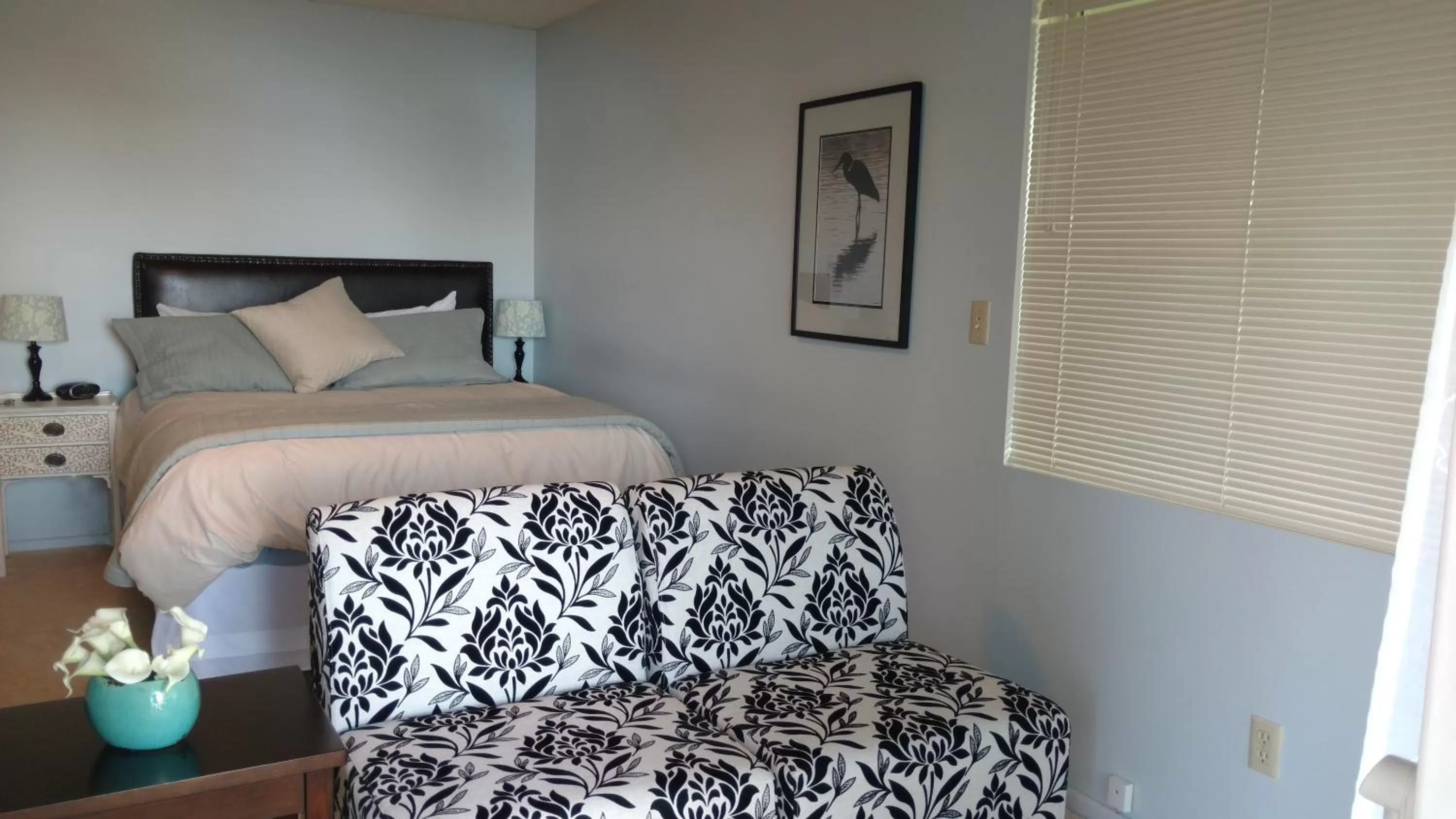 Photo of the whole room, Bed in Greenhouse Inn by the Bay