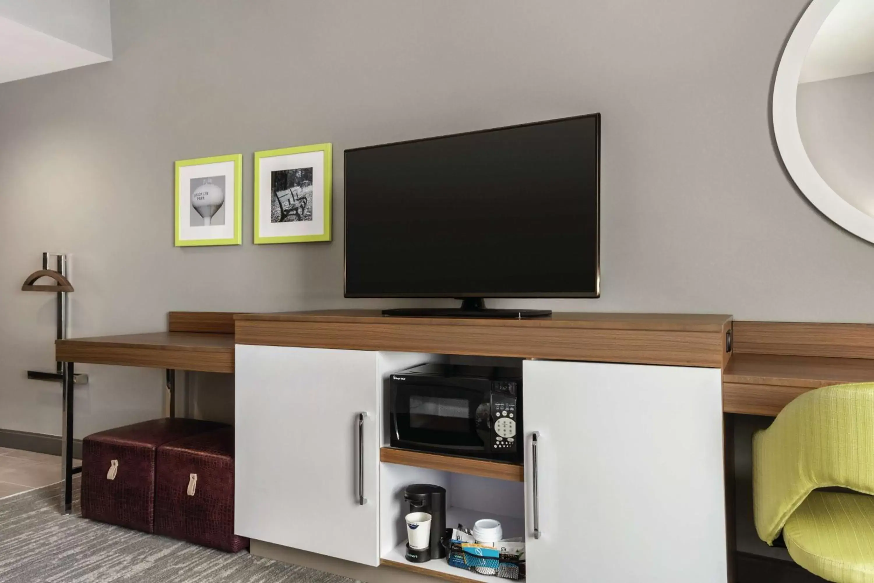 King Room with Tub - Mobility/Hearing Accessible/Non-Smoking in Hampton Inn Brooklyn Park King Room with Tub - Mobility/Hearing Accessible/Non-Smoking in Hampton Inn Brooklyn Park