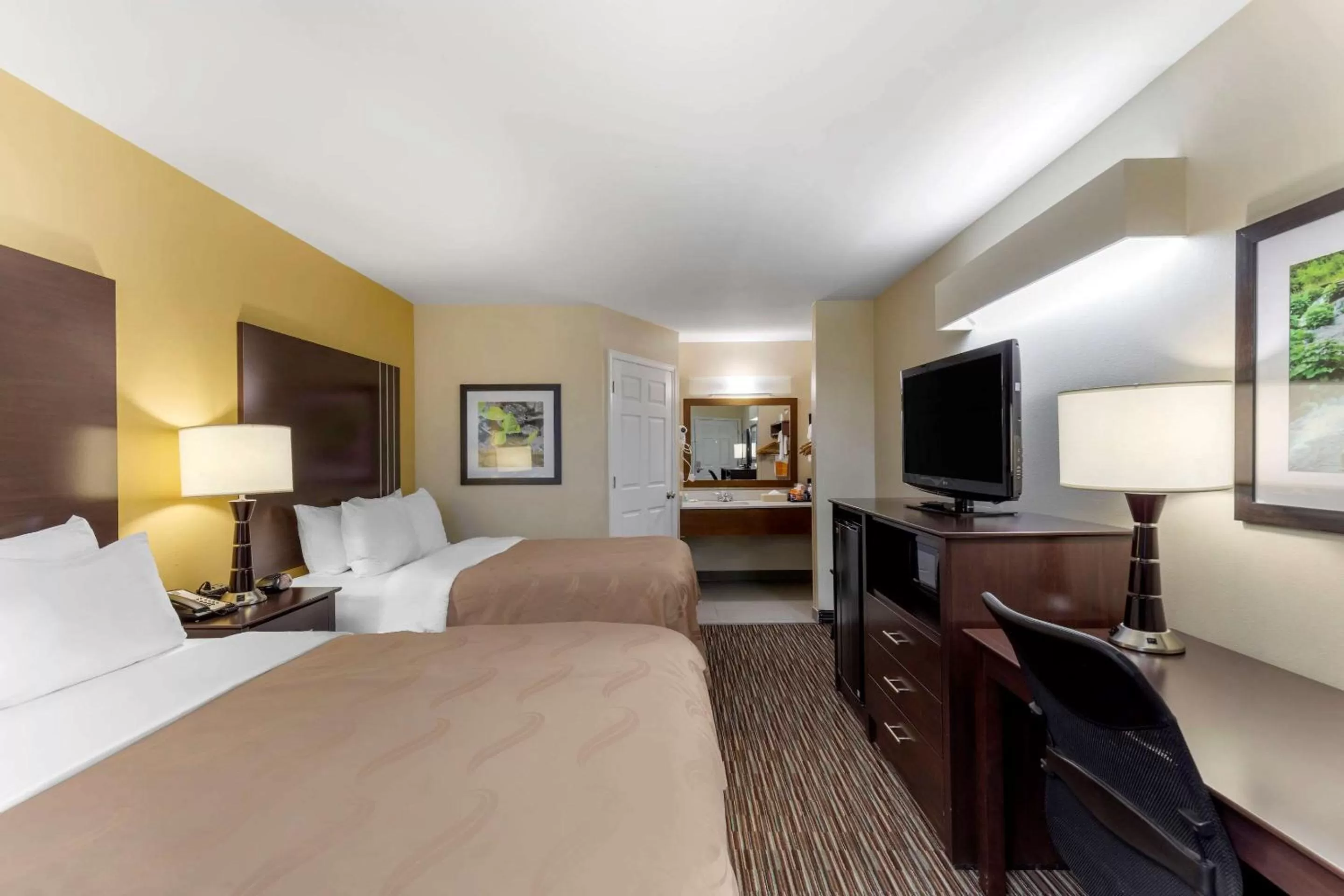 Photo of the whole room, Bed in Quality Inn Seneca Clemson Area U S 123