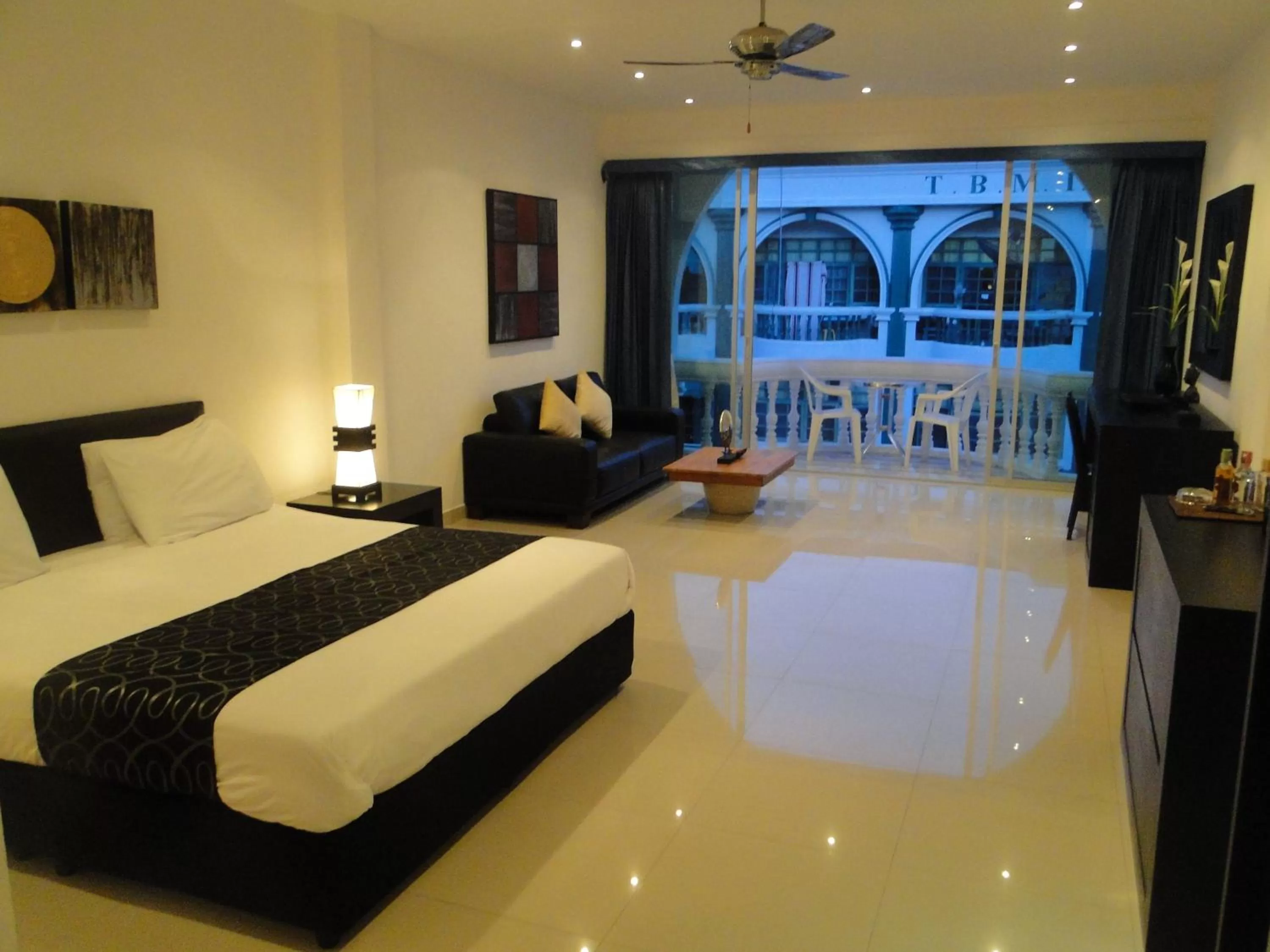 Photo of the whole room, Bed in East Suites