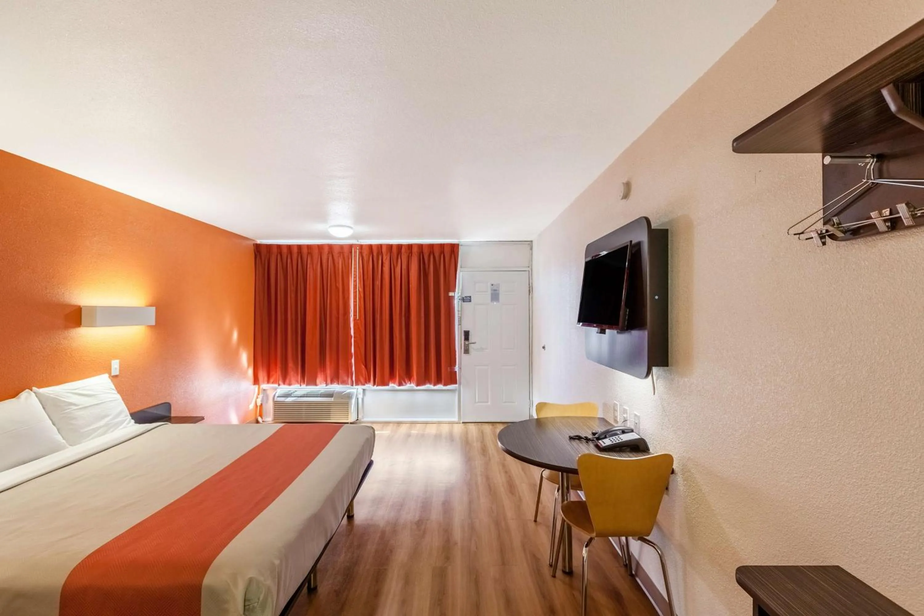 TV and multimedia, Bed in Motel 6 Fort Worth, Tx - Stockyards