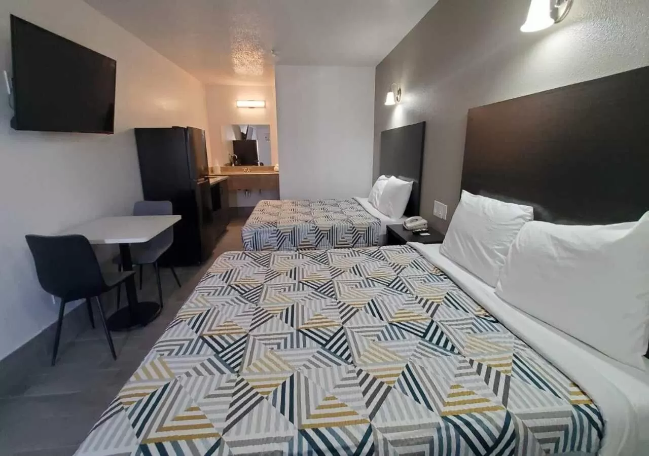 Kitchen or kitchenette, Bed in Crestview Inn