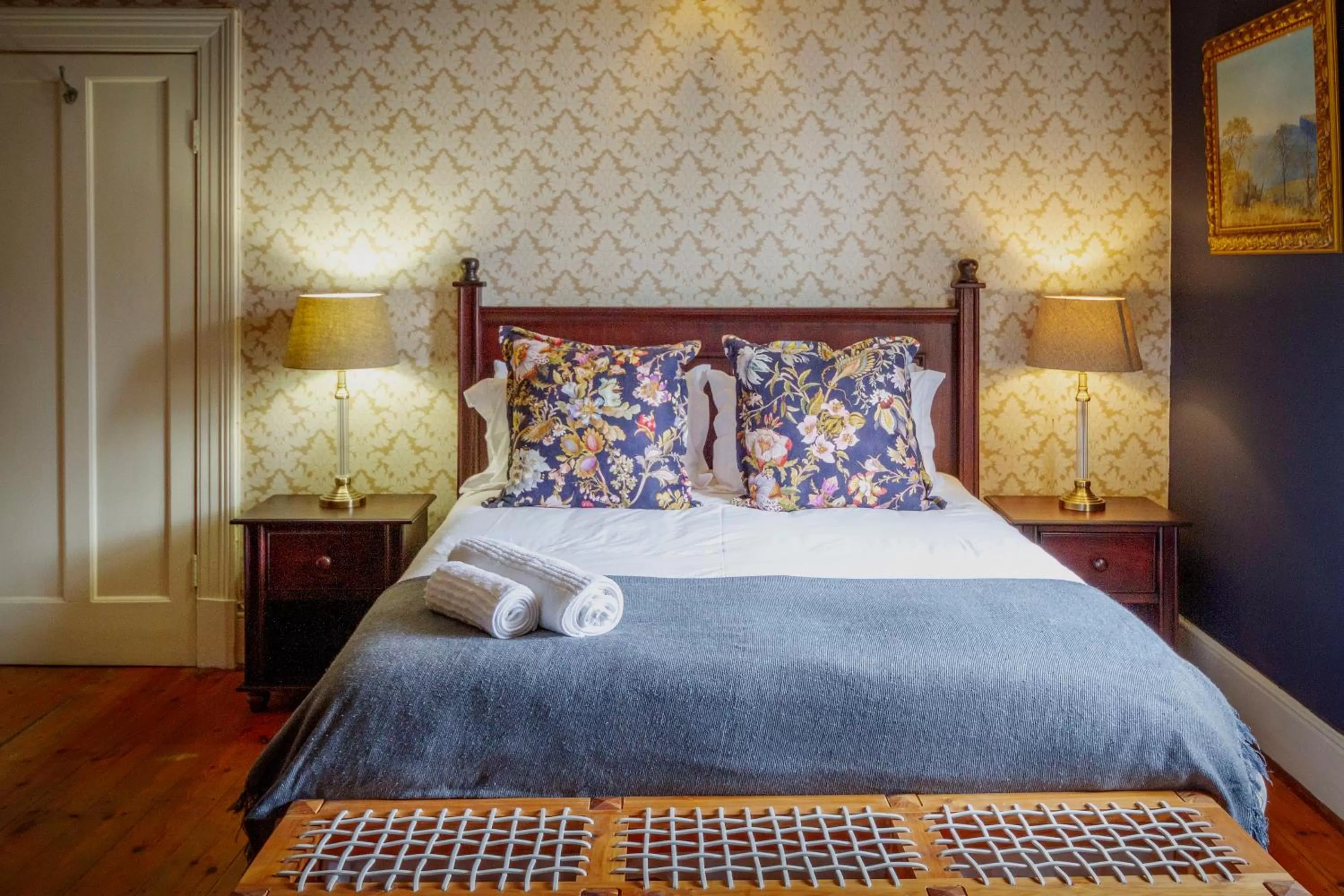 Bed in Airlies Historical Guest House