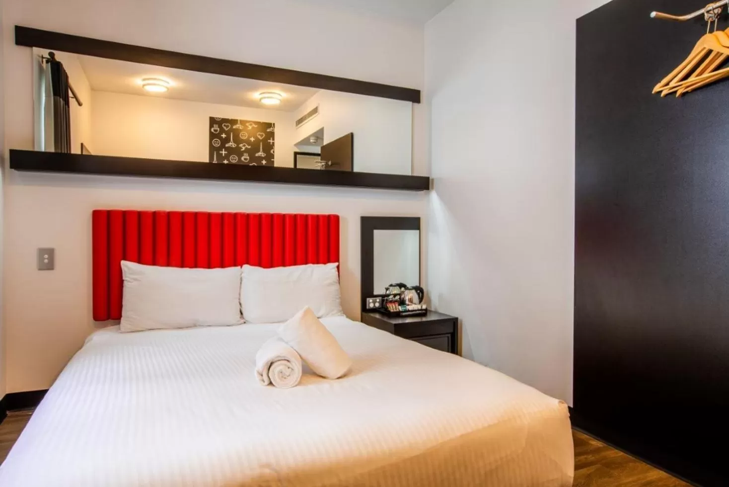 Bedroom, Bed in Essence Hotel Carlton