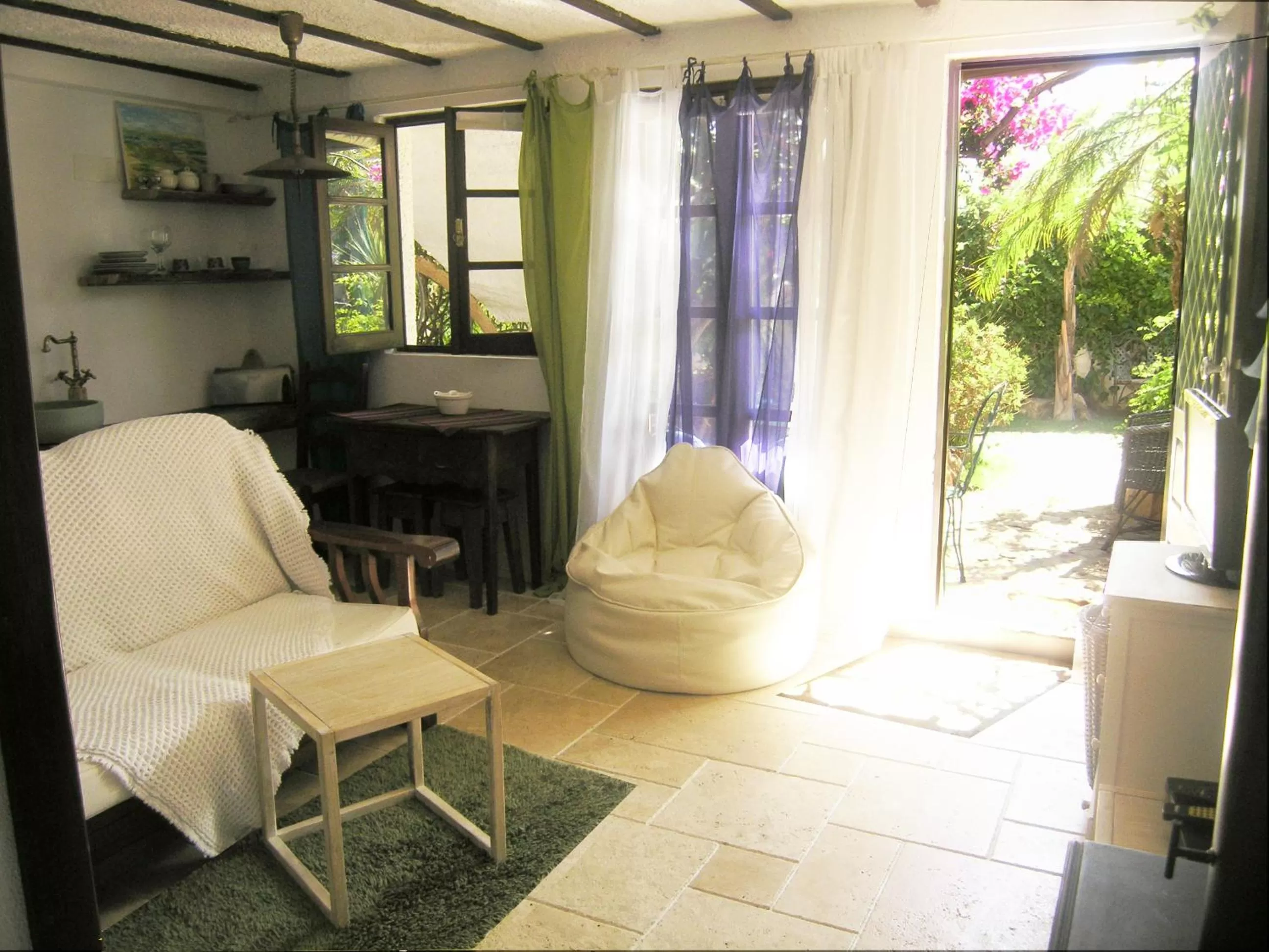 Living room, Seating Area in Uma Casa a Beira Sol