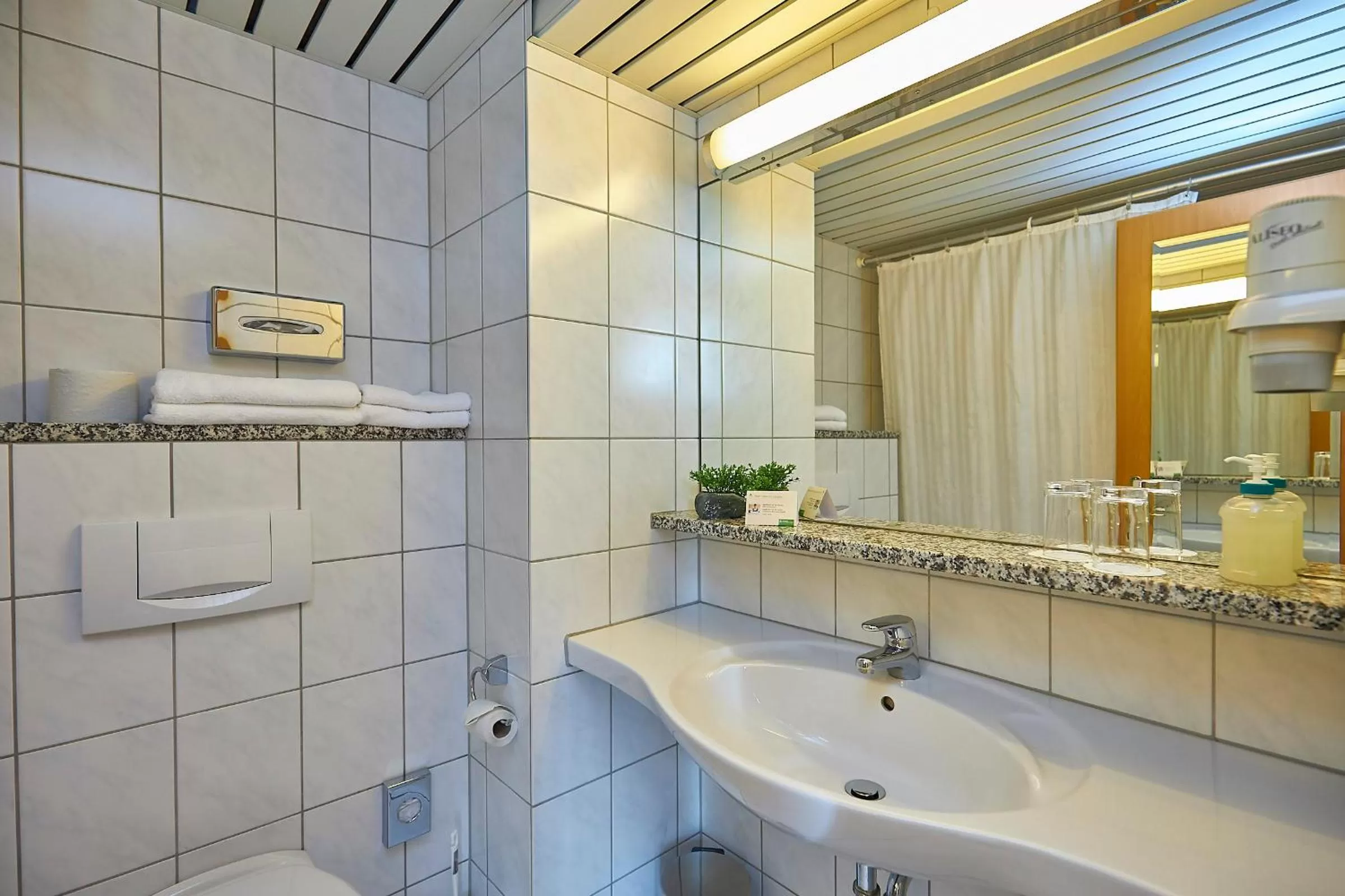 Photo of the whole room, Bathroom in Flair Hotel Stadt Höxter