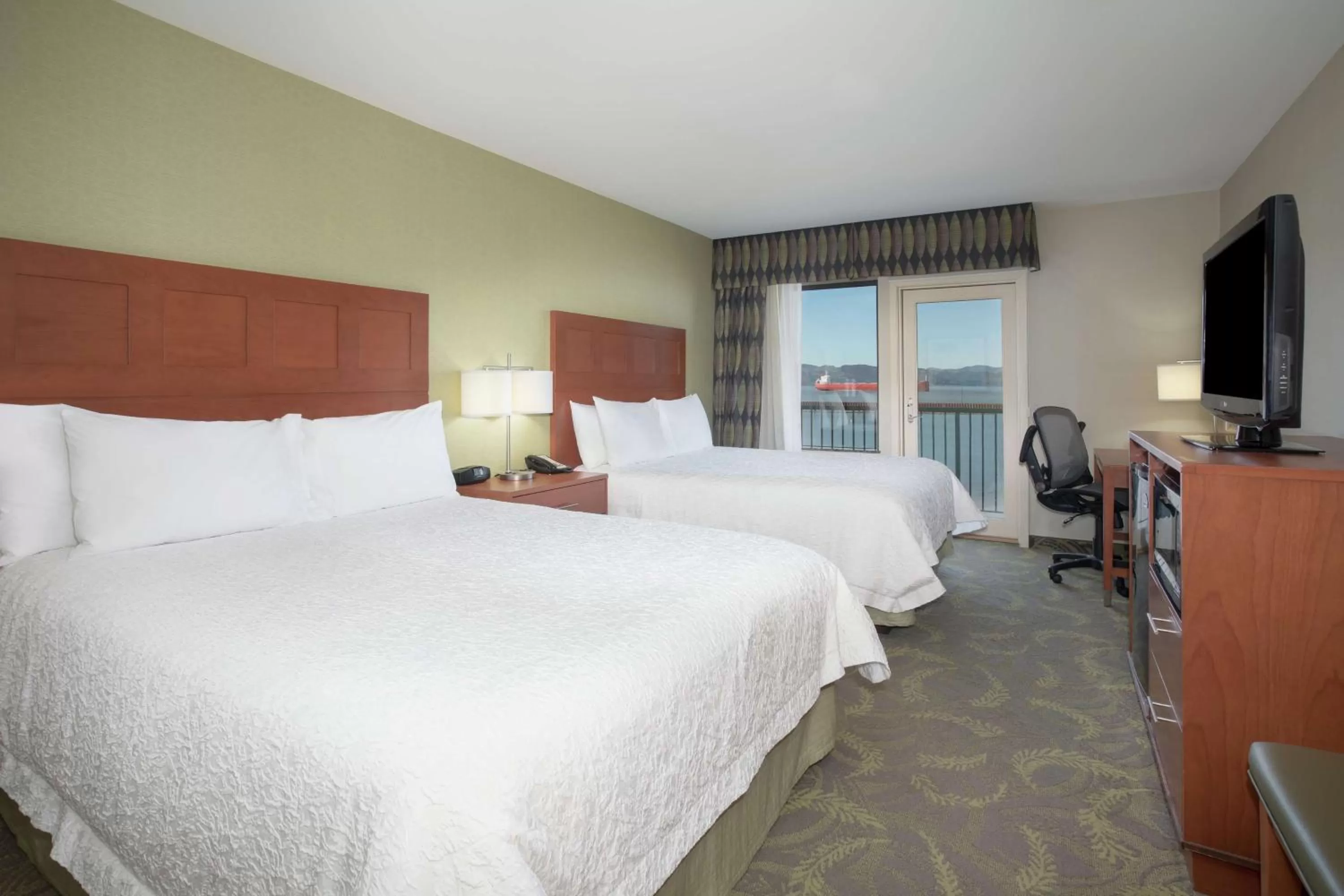 Bedroom, Bed in Hampton Inn & Suites Astoria