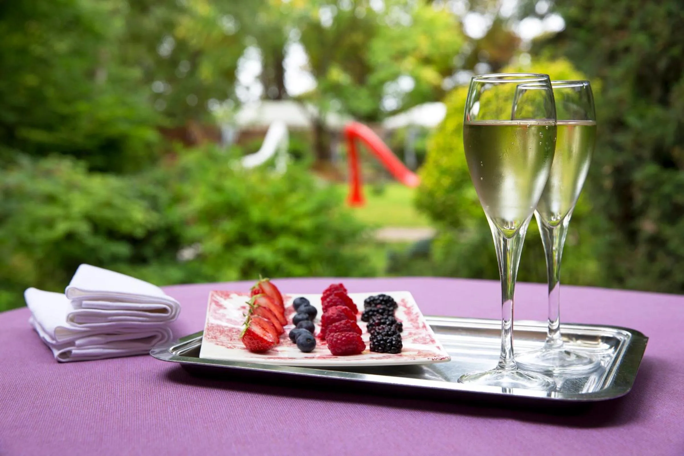 Alcoholic drinks in Cazaudehore, hôtel de charme au vert