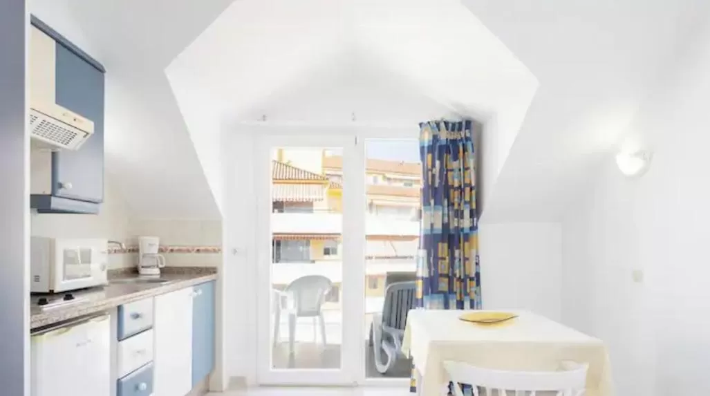 Kitchen or kitchenette in Apartamentos Pez Azul