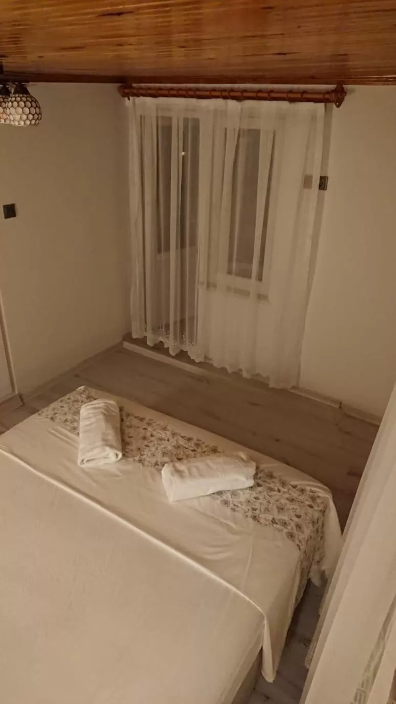 Bed in Ali's Pension ada alis