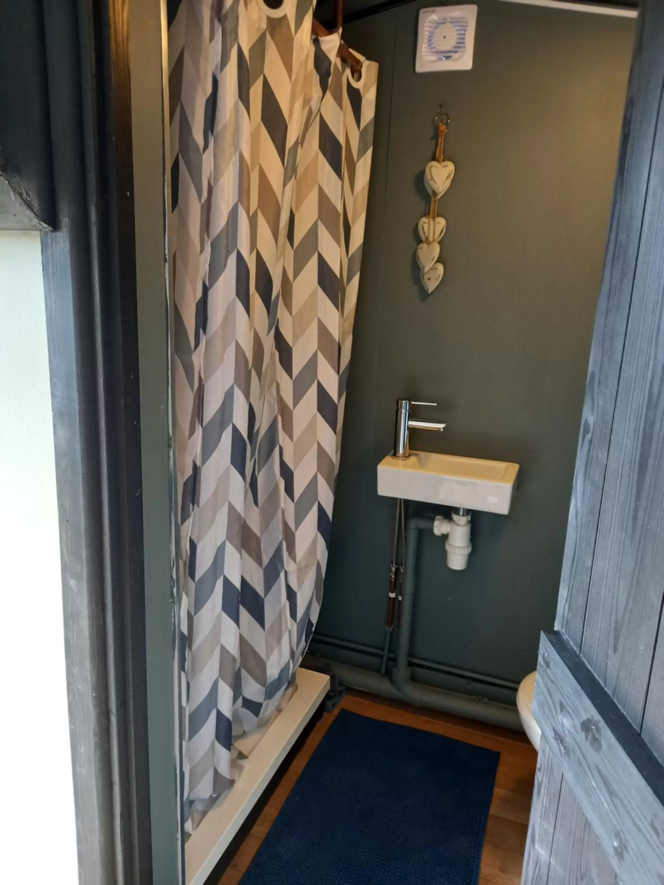 Shower in 1 ivy cottages the street norton subcourse NR146RS