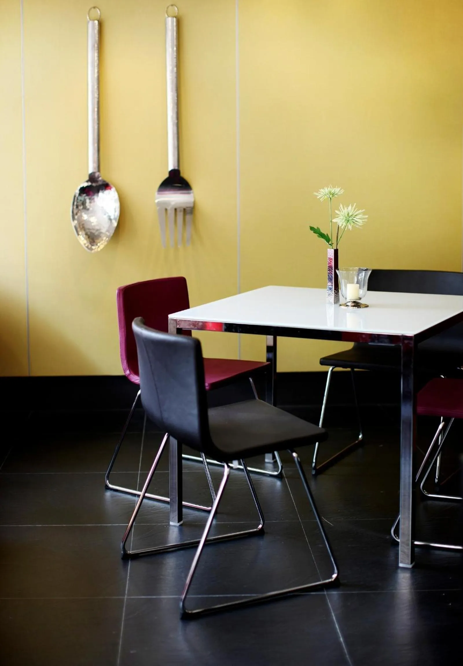 Restaurant/places to eat in Poste 43 Residence