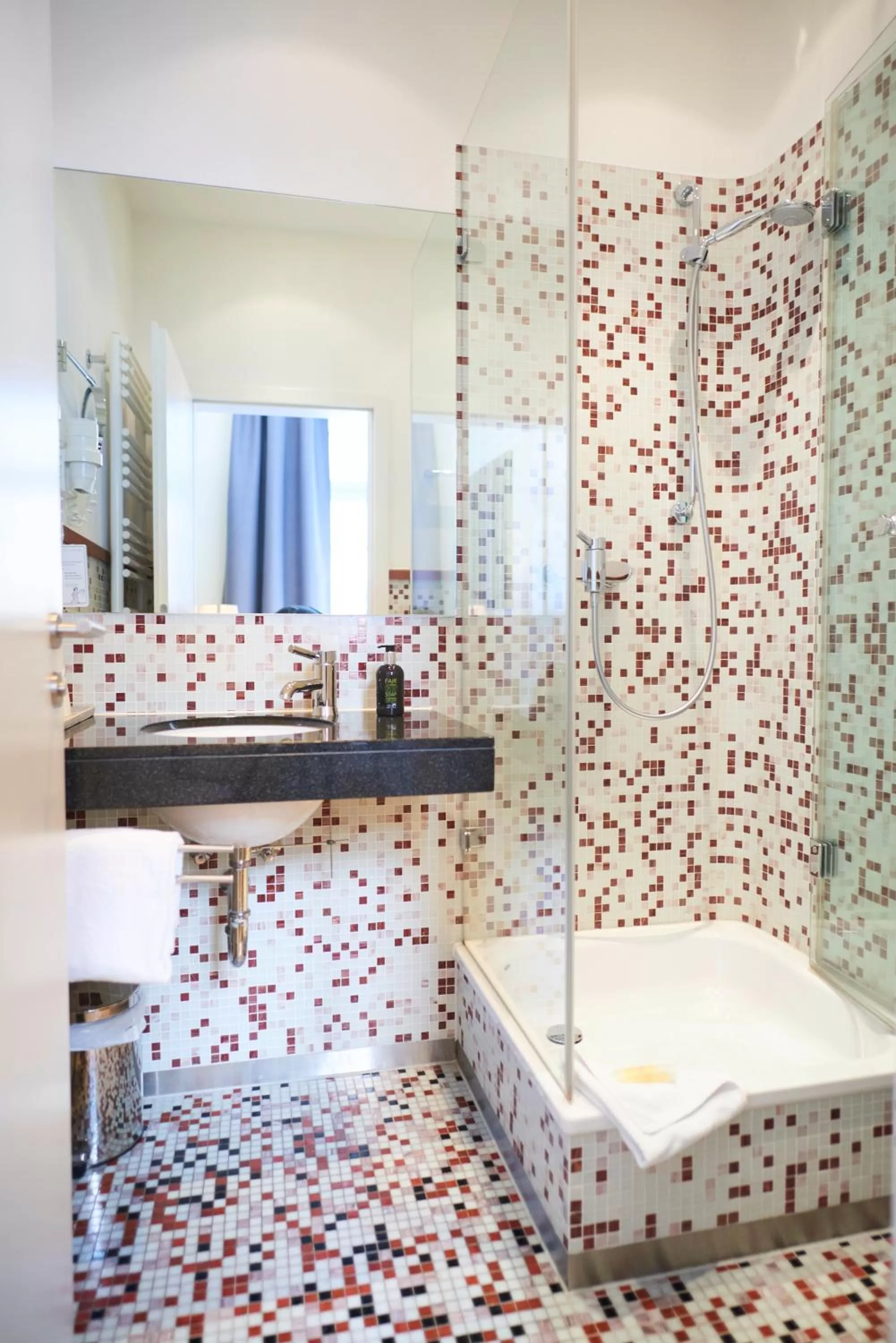 Shower, Bed in Hotel Zur Alten Brücke