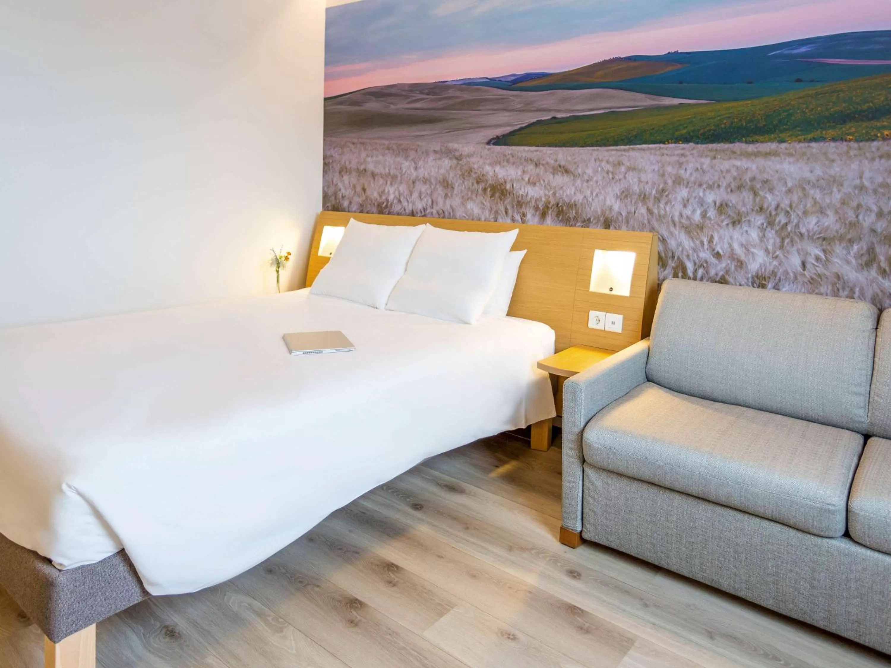 Photo of the whole room, Bed in Novotel Sevilla