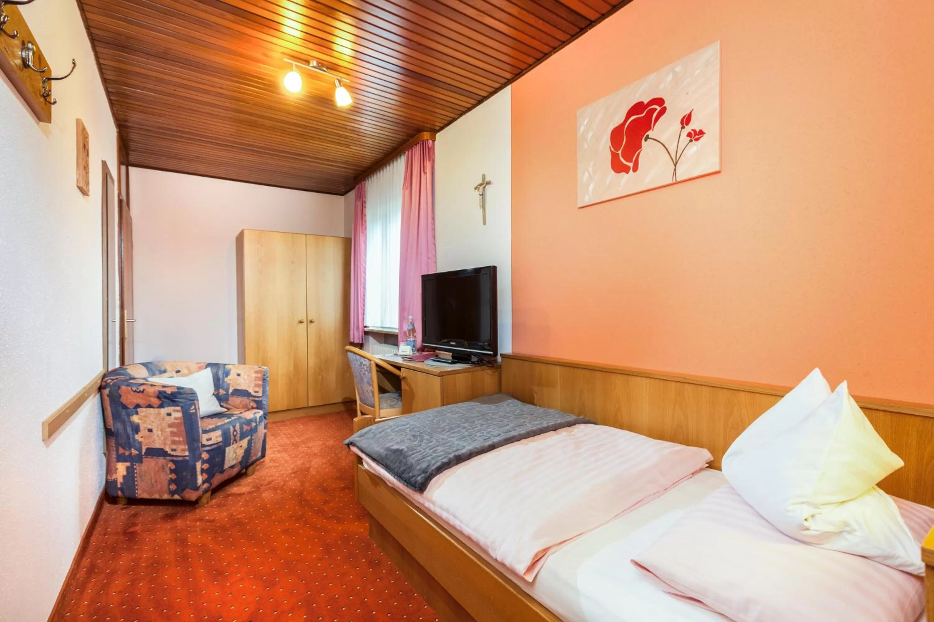 Photo of the whole room, Bed in Genusshotel Hohenbogen
