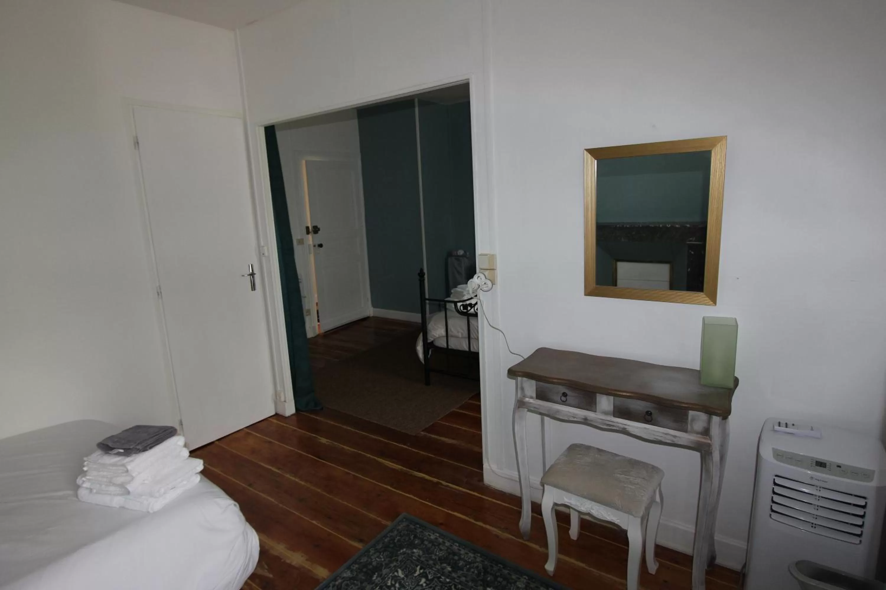 TV/Entertainment Center in La Charentaise des Lilas