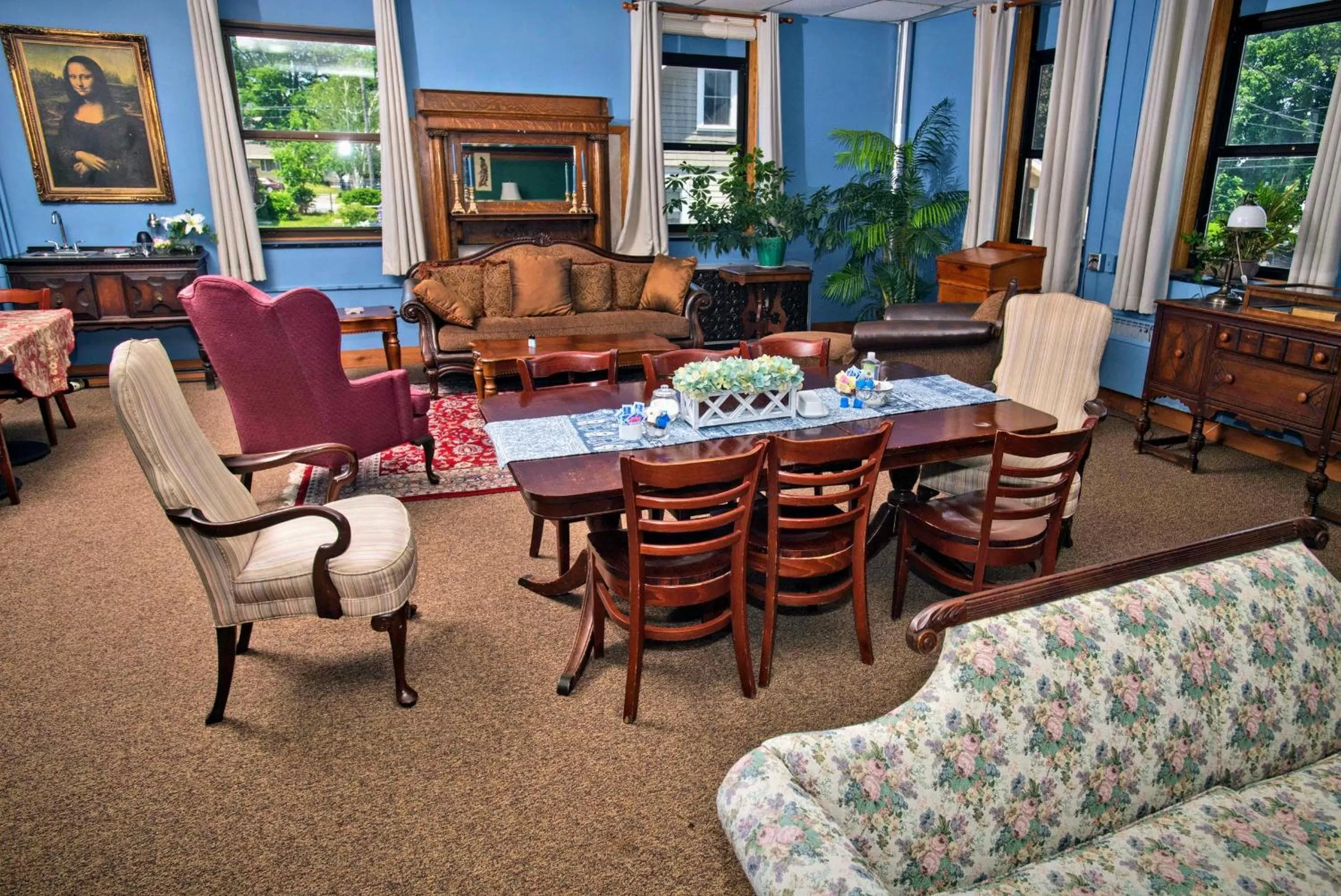 Communal lounge/ TV room in Sherman Inn