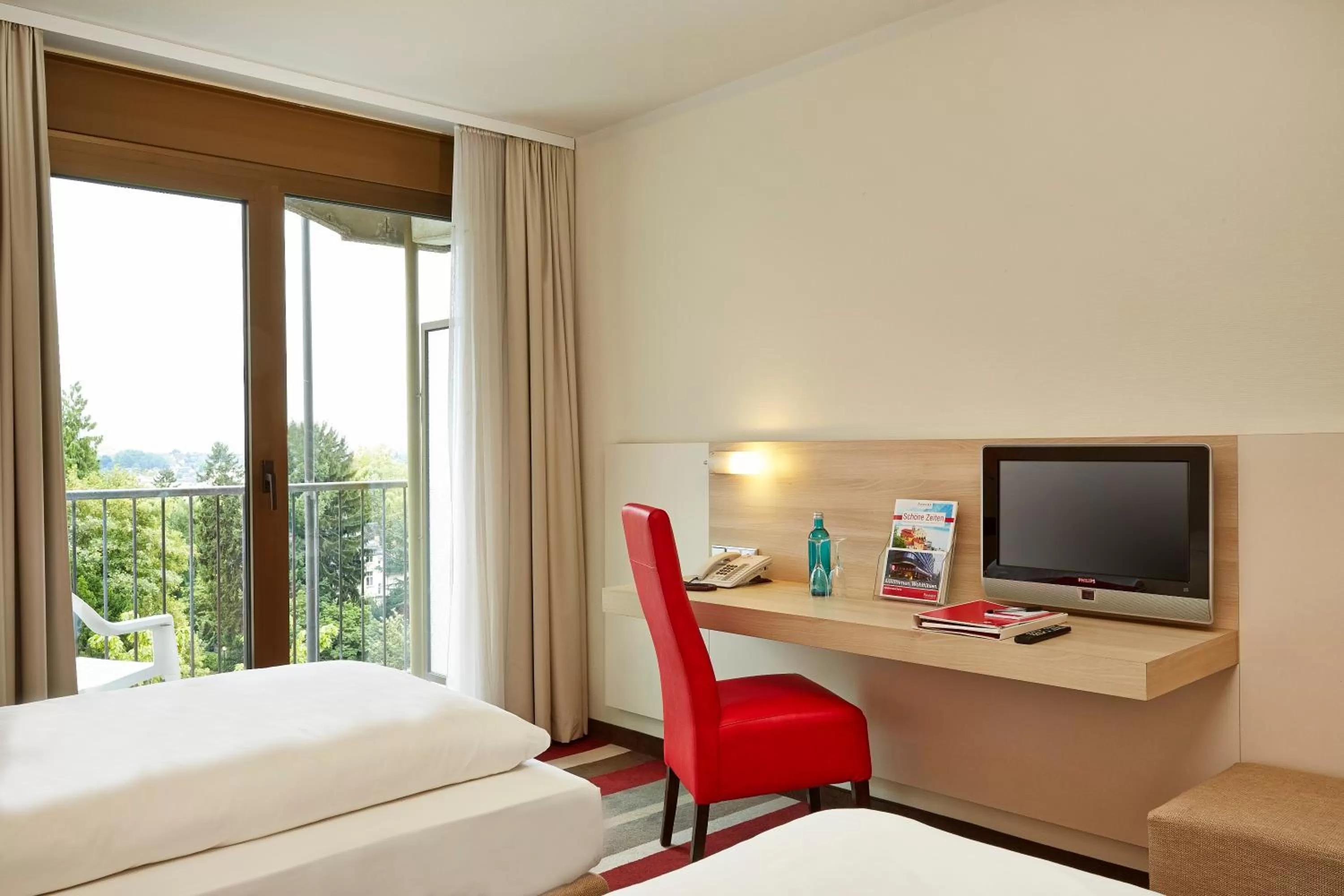 Seating area, Bed in H+ Hotel Bad Soden