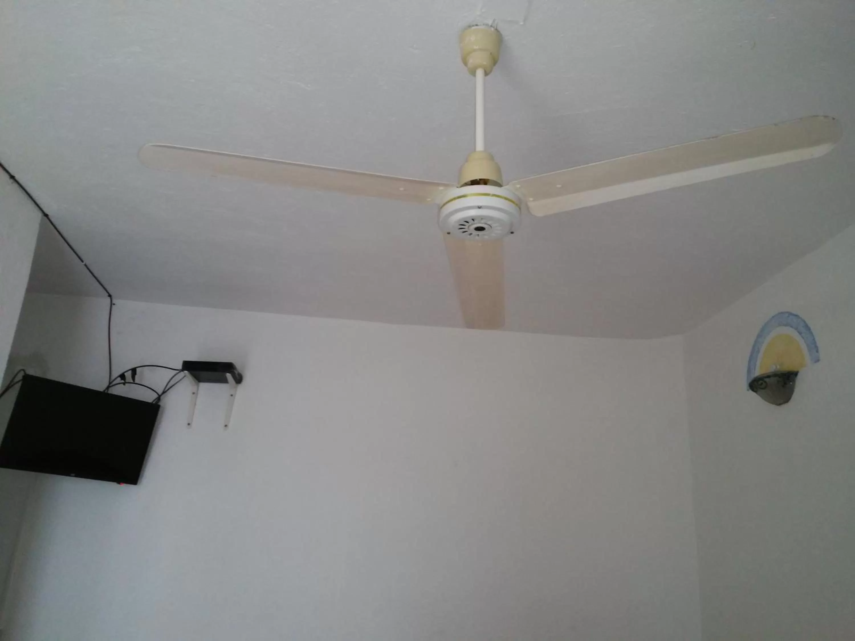 TV and multimedia, Bathroom in Hotel Sarabi