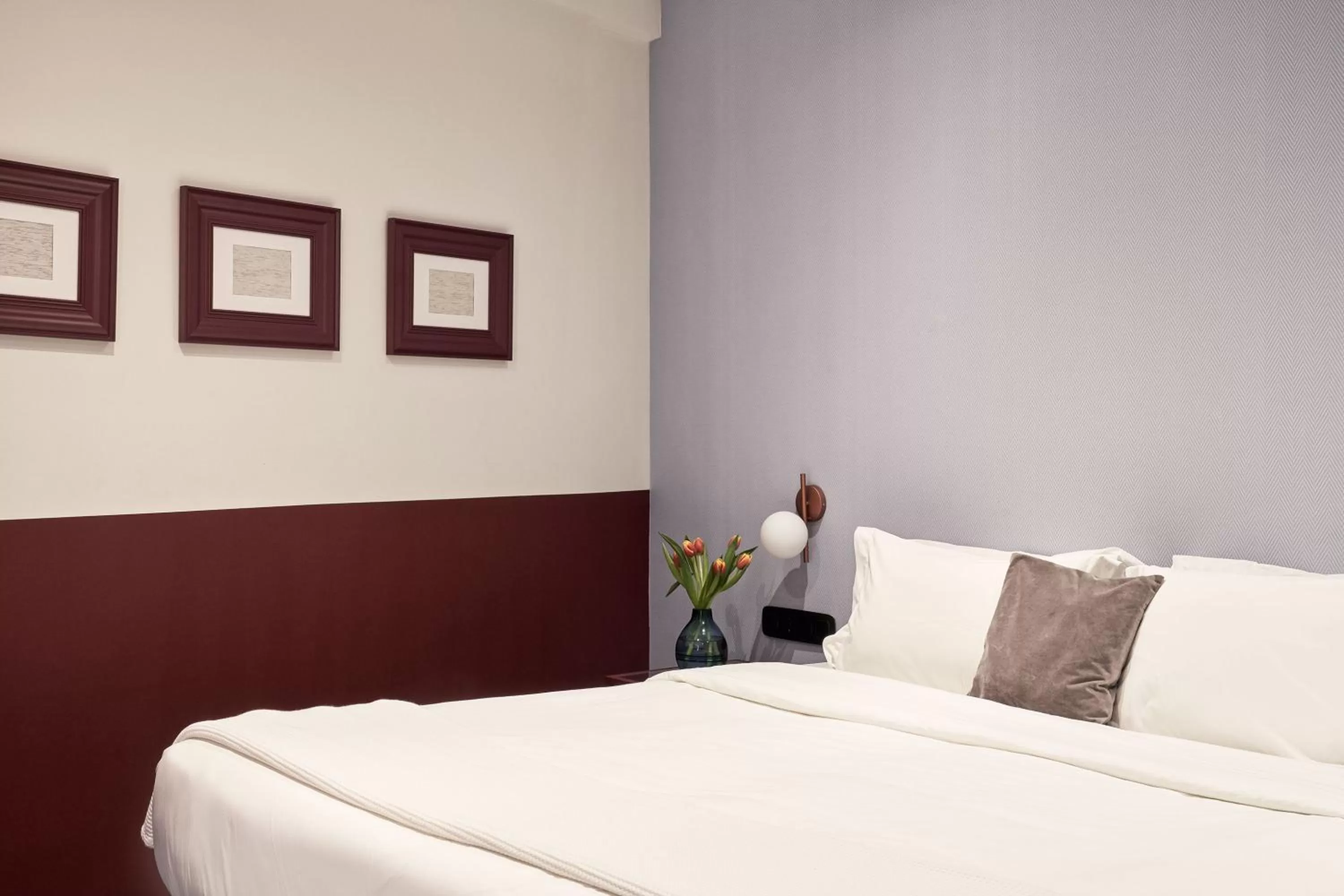 Photo of the whole room, Bed in Athens4