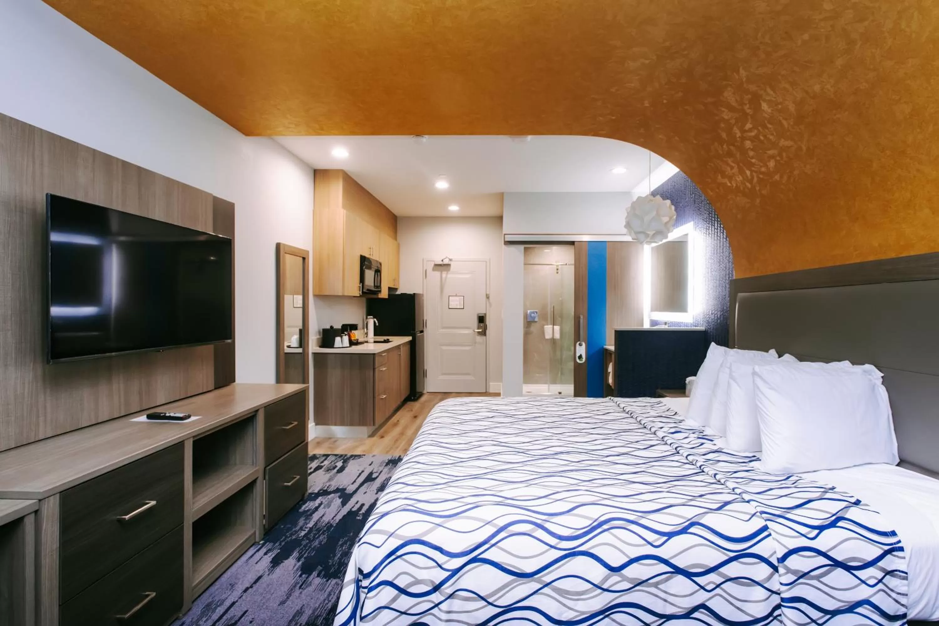 TV and multimedia, Bed in Palace Inn Blue Houston East Beltway 8