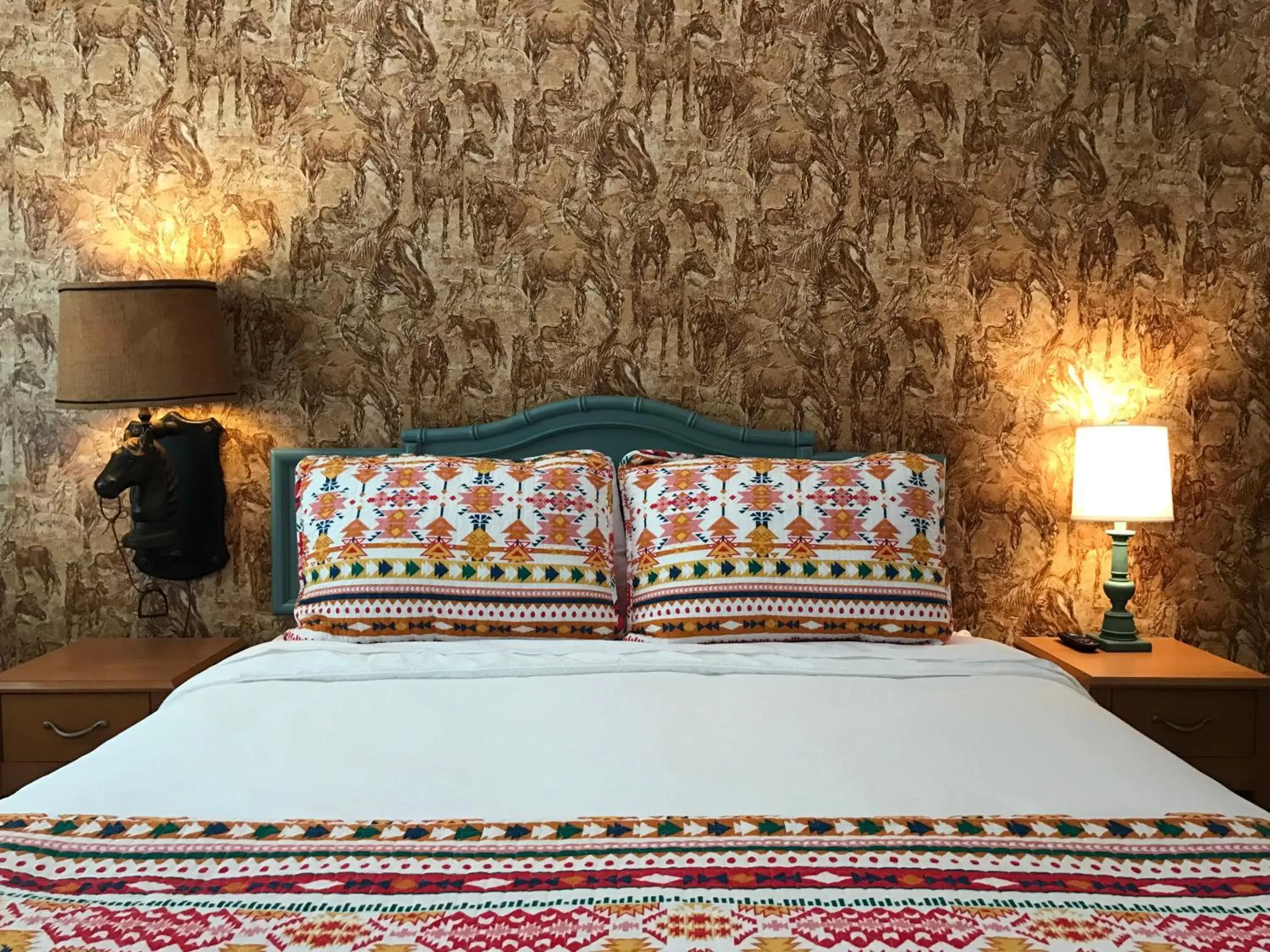 Queen Room in Dame Fortune's Cottage Court Queen Room in Dame Fortune's Cottage Court