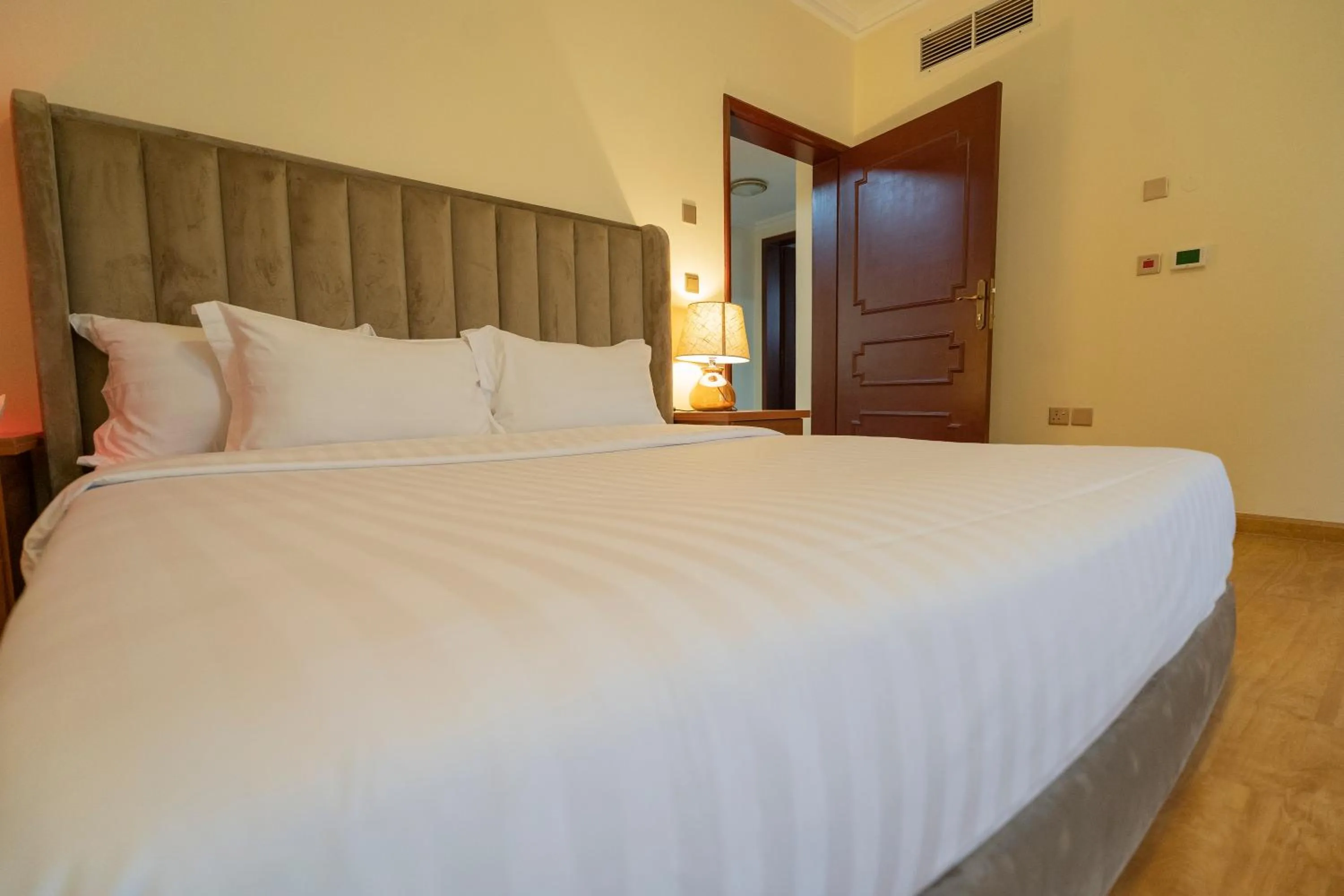 Bedroom, Bed in Majestic Hotel