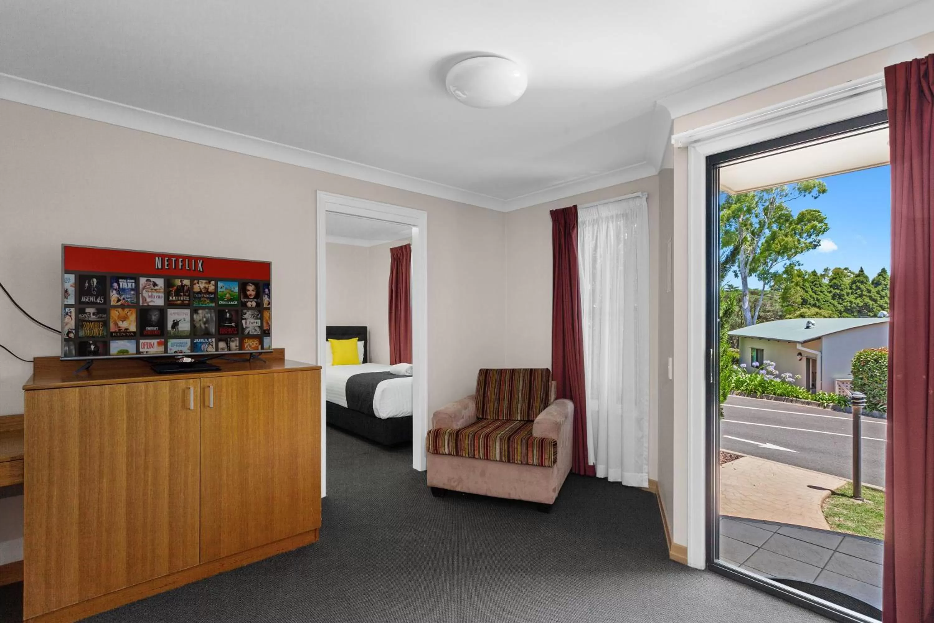 Living room, Bed in Eastgate on the Range Motel