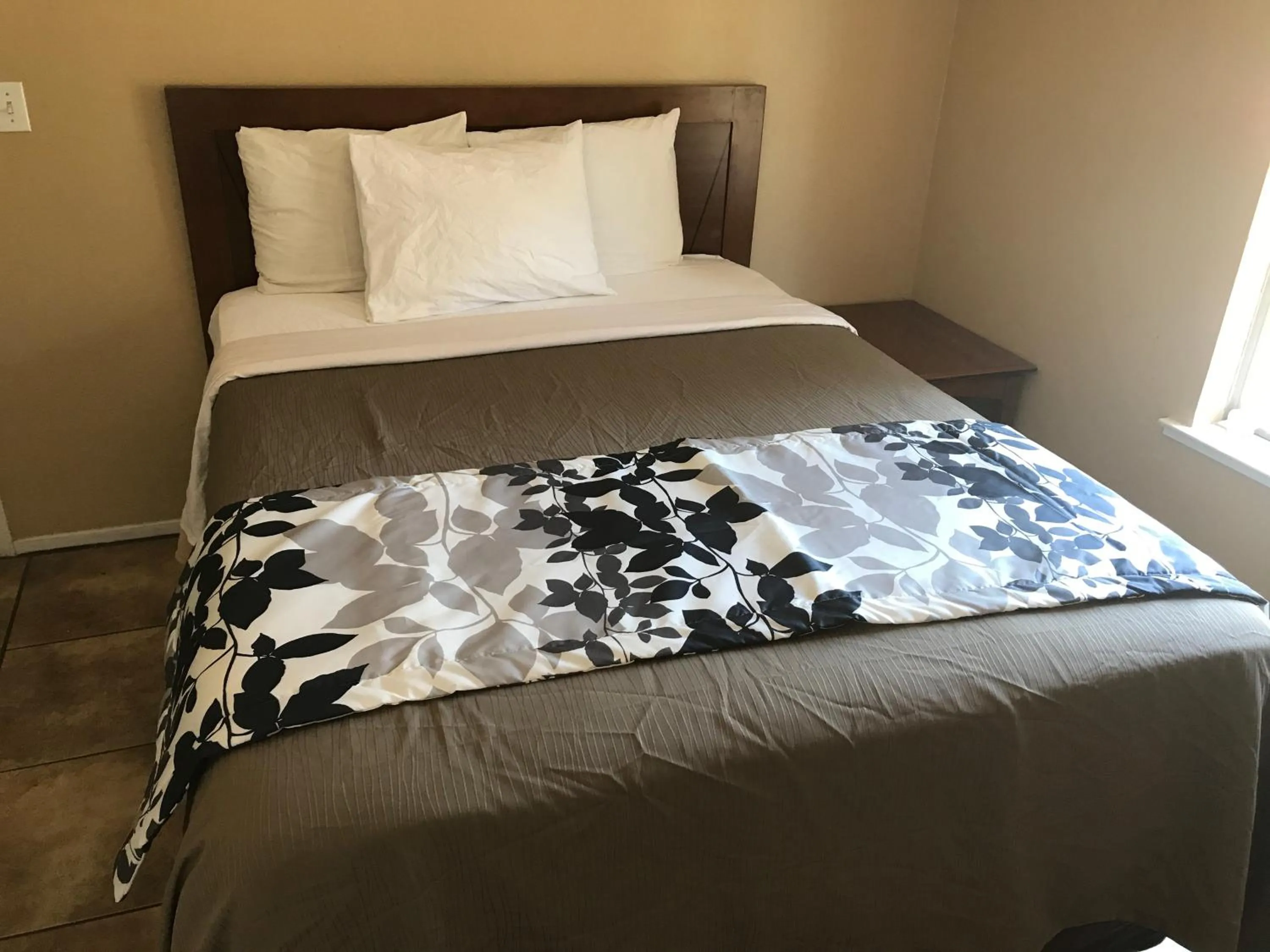 Bed in Mountain Trail Lodge and Vacation Rentals