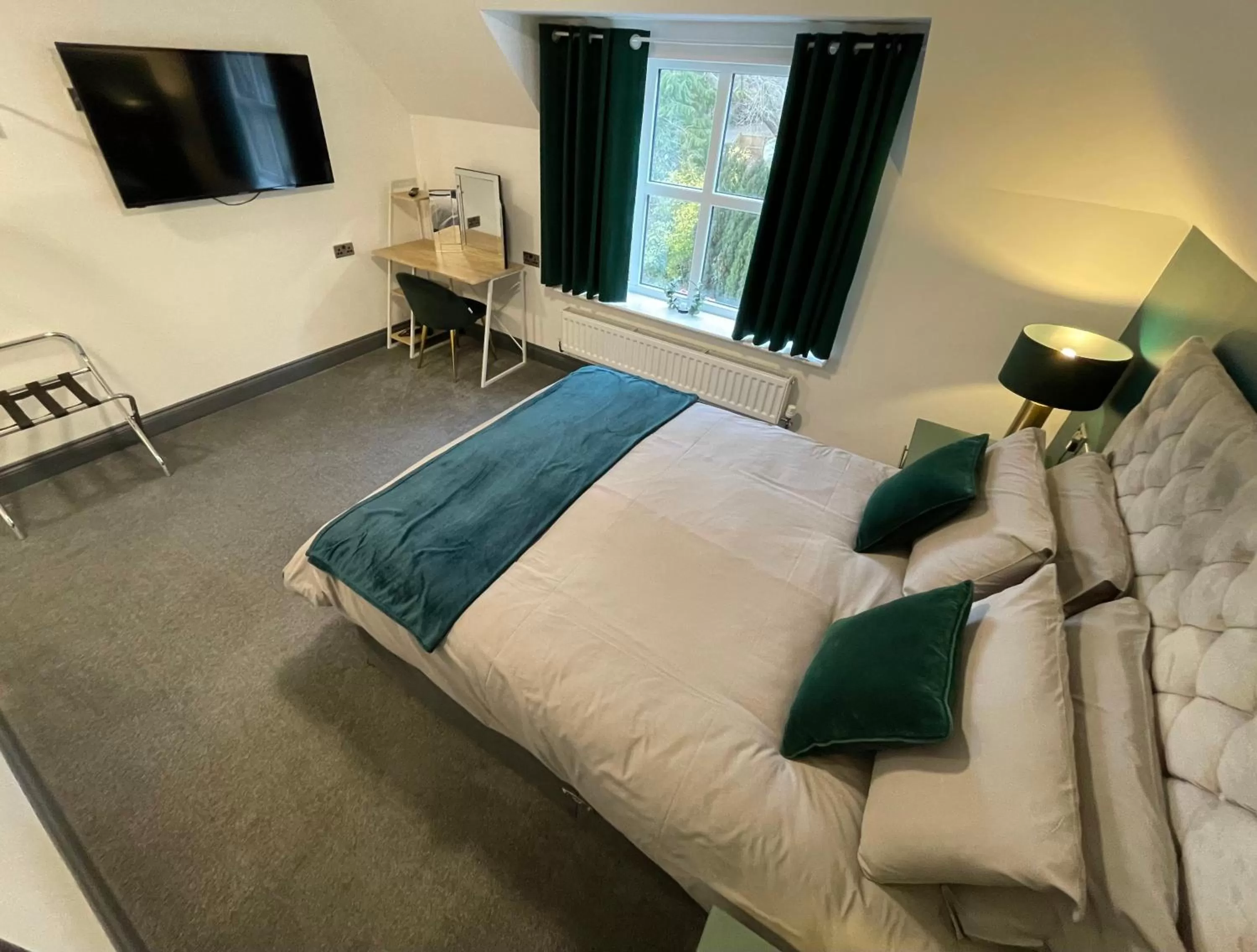 Bed in Cadmore Lodge Bed & Breakfast