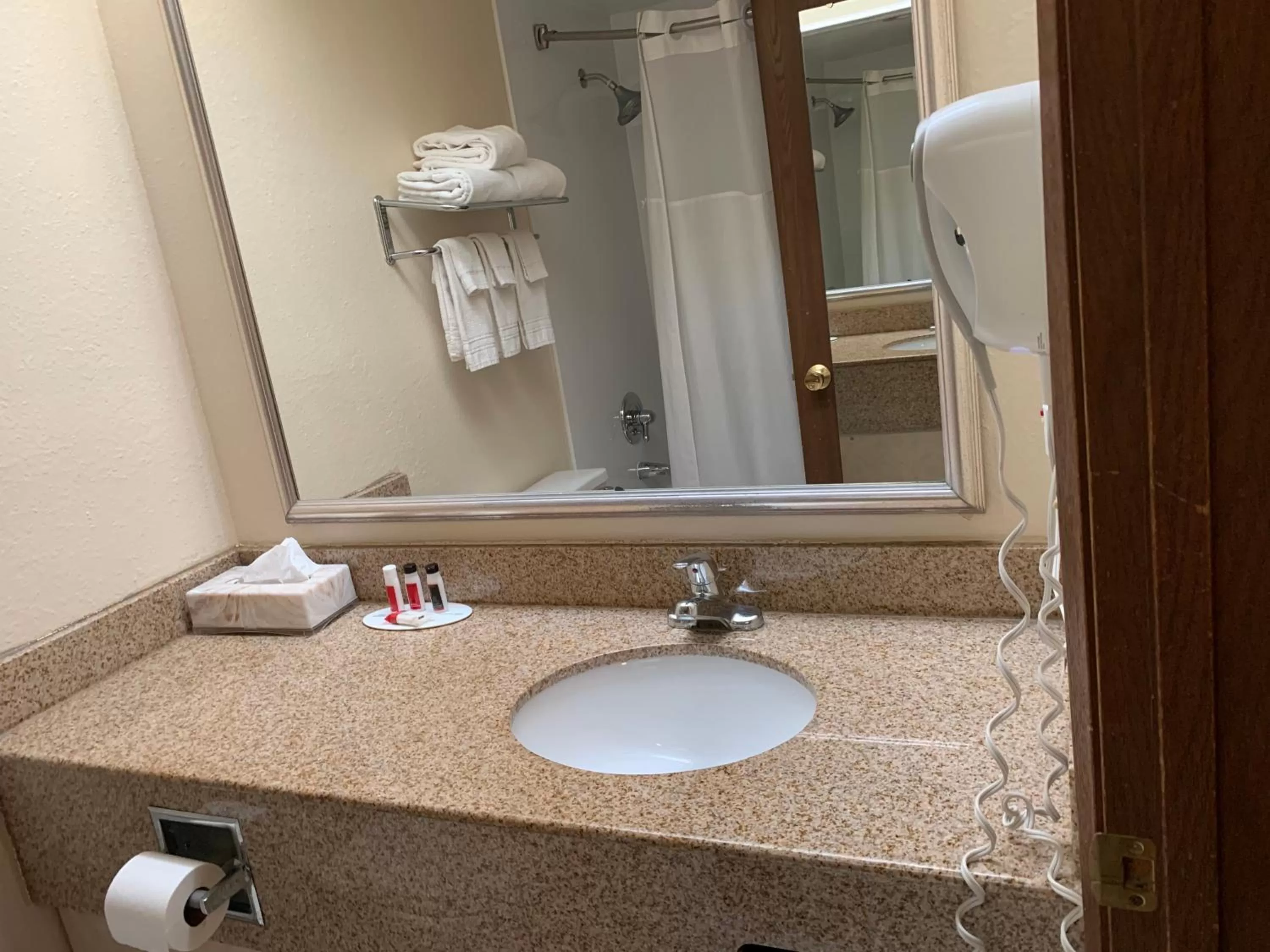 Deluxe Queen Room - Disability Access/Non-Smoking in Super 8 by Wyndham Beloit