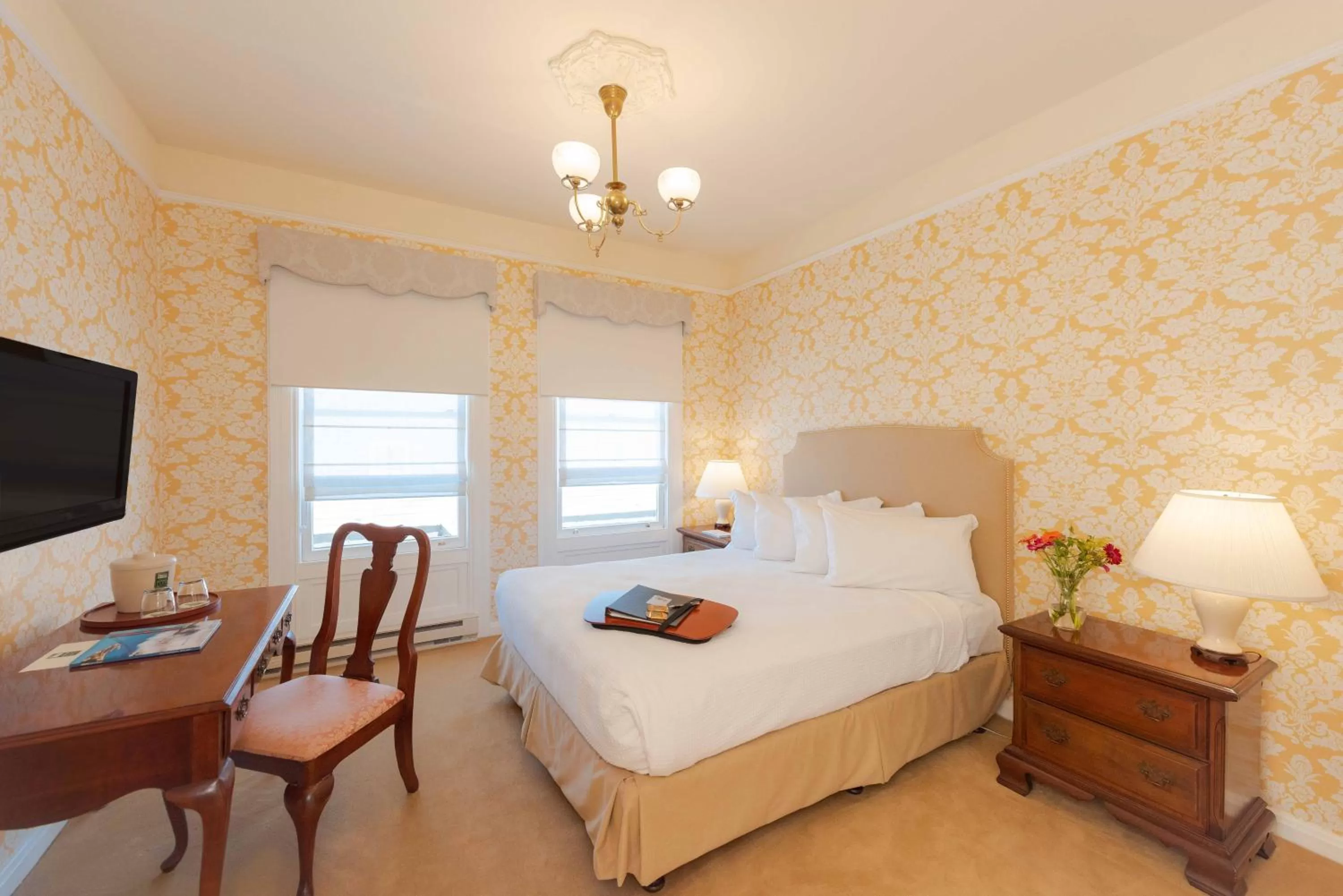 Bed in Stanyan Park Hotel