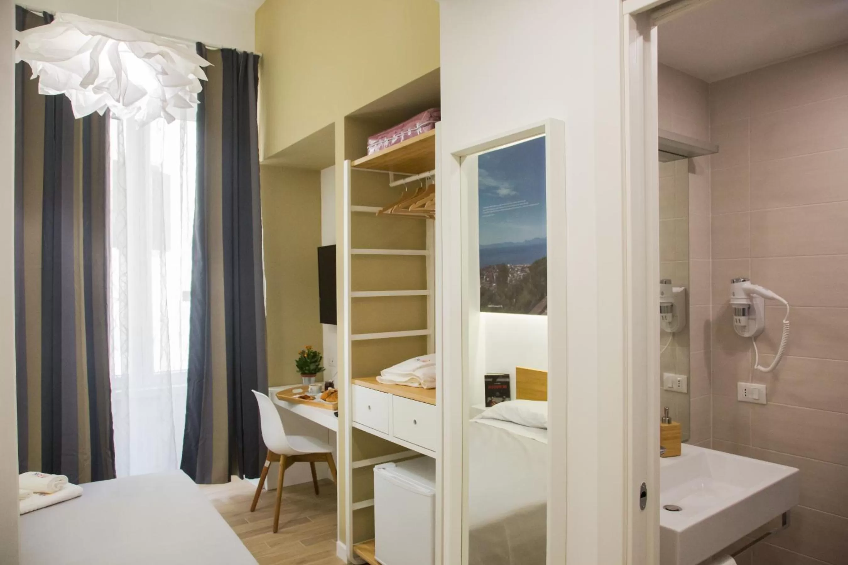 Photo of the whole room, Bed in Napolinn