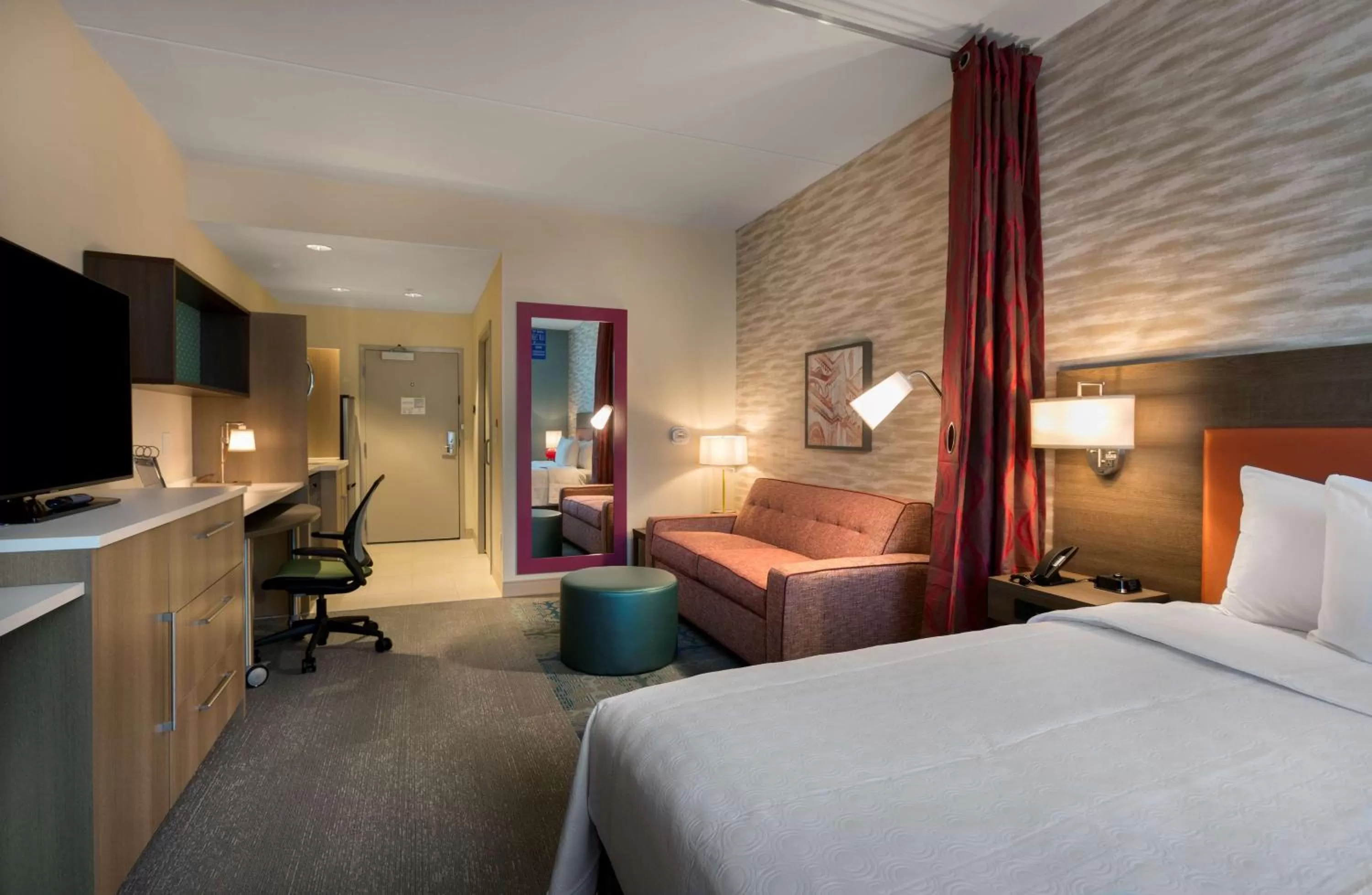 Living room, Bed in Home2 Suites By Hilton Charlotte Belmont, Nc