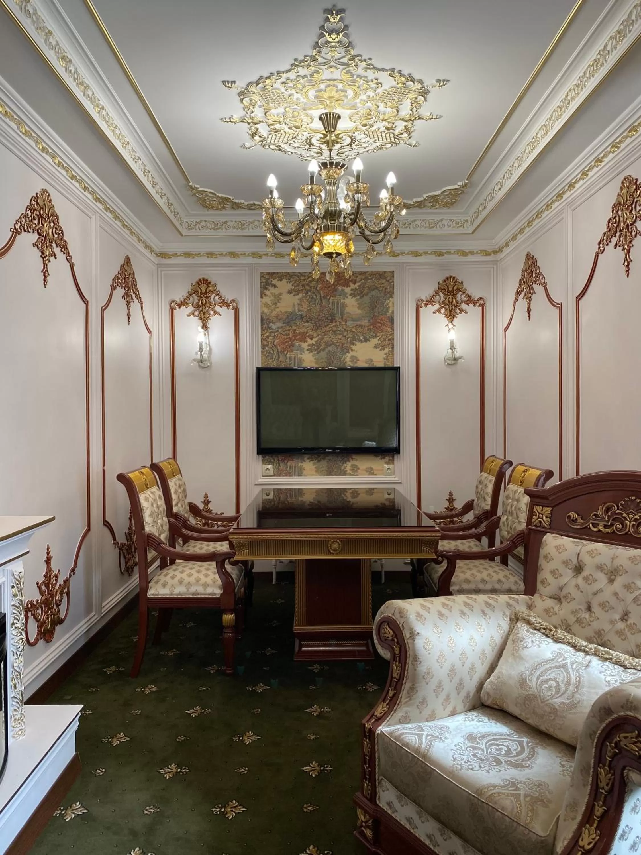 TV and multimedia, Seating Area in Lion Hotel