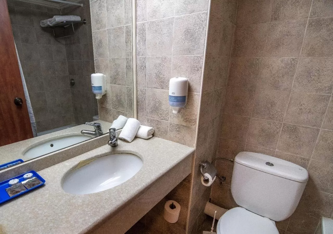 Toilet in Inbar Hotel