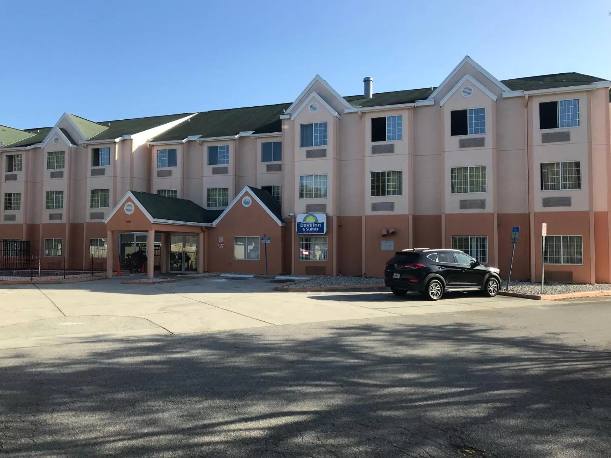 Facade/entrance in Days Inn & Suites by Wyndham Tampa/Raymond James Stadium