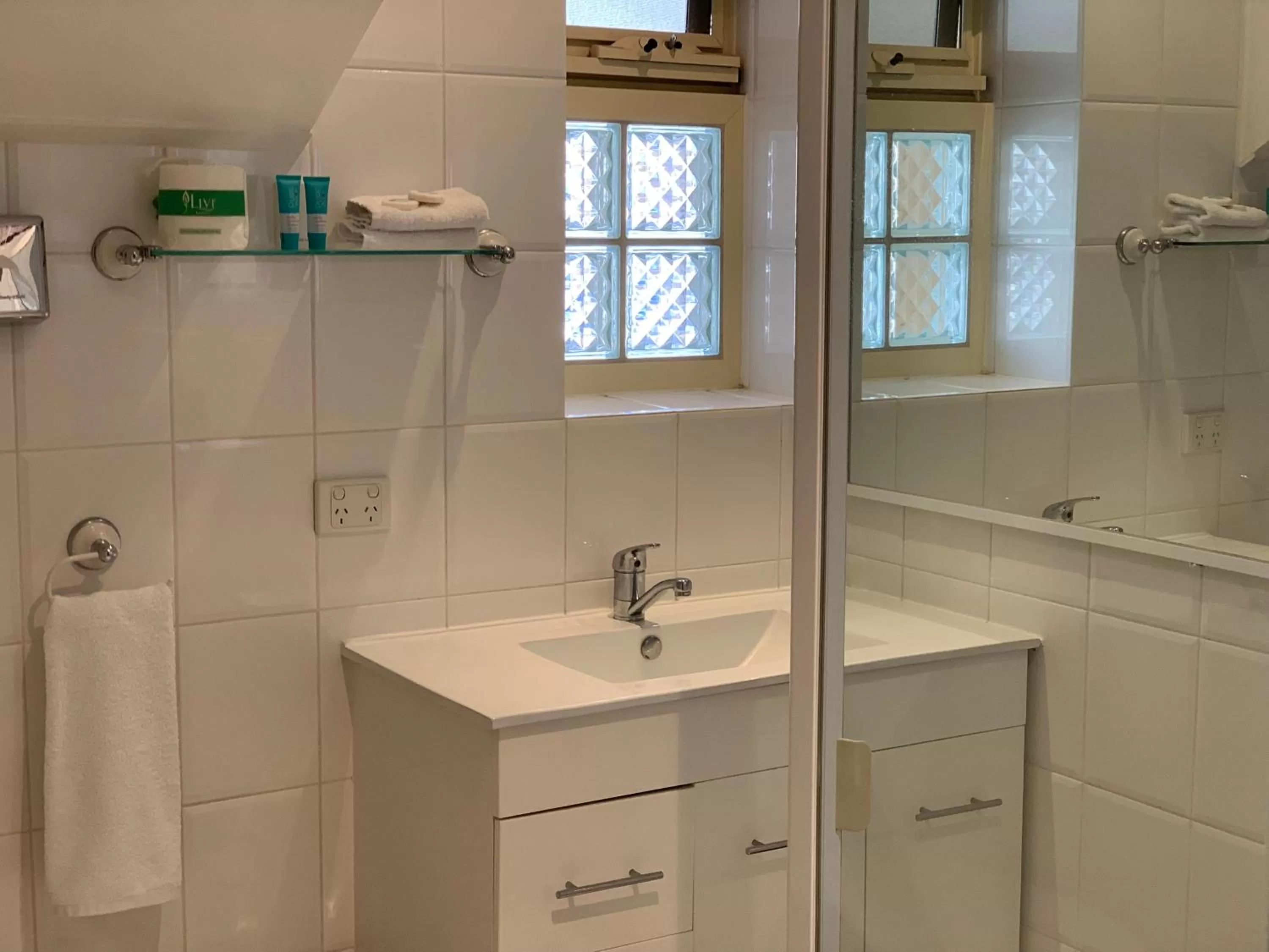 Bathroom in Ensenada Motor Inn and Suites