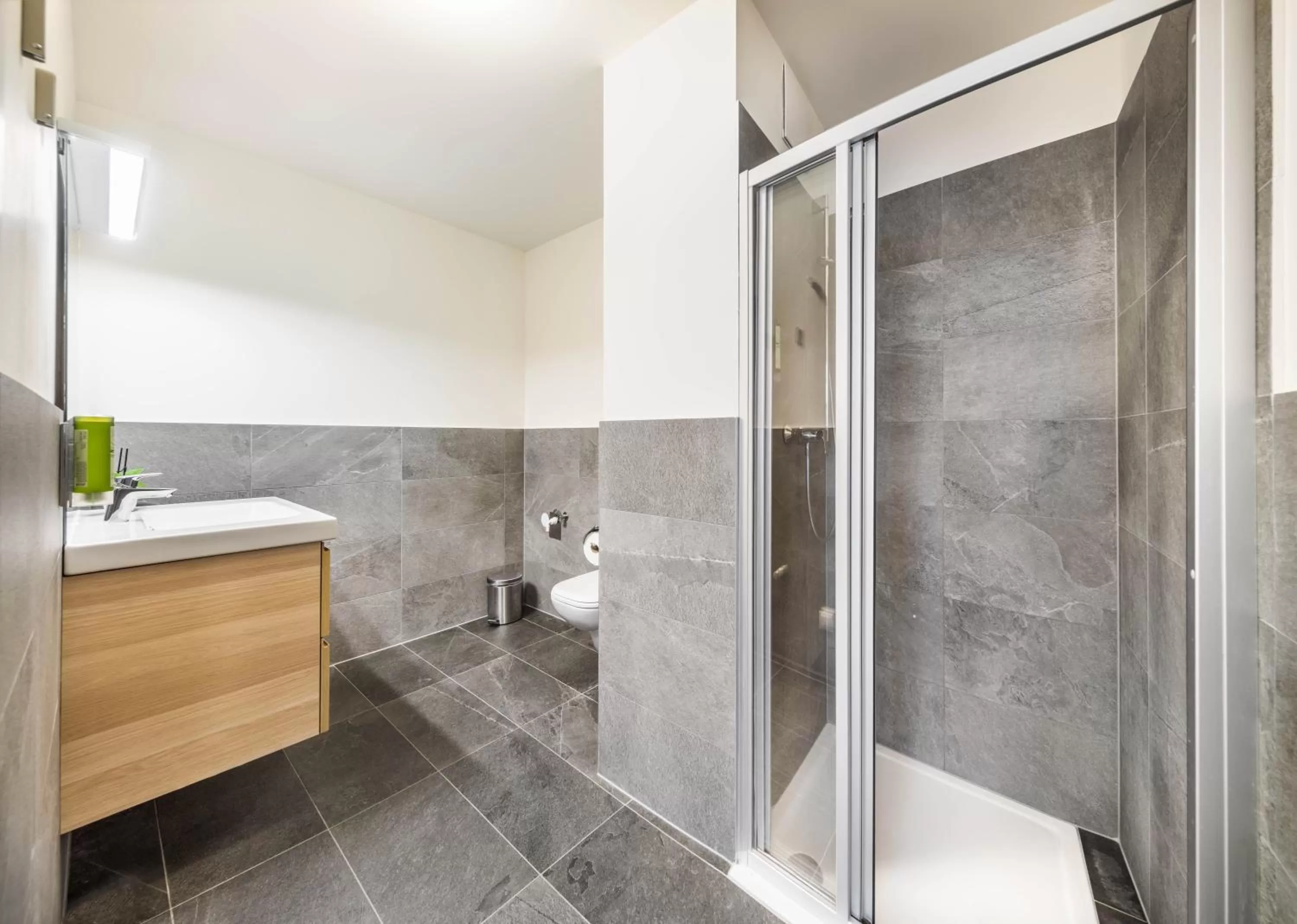 Shower in Jimmy's Apartments Lory