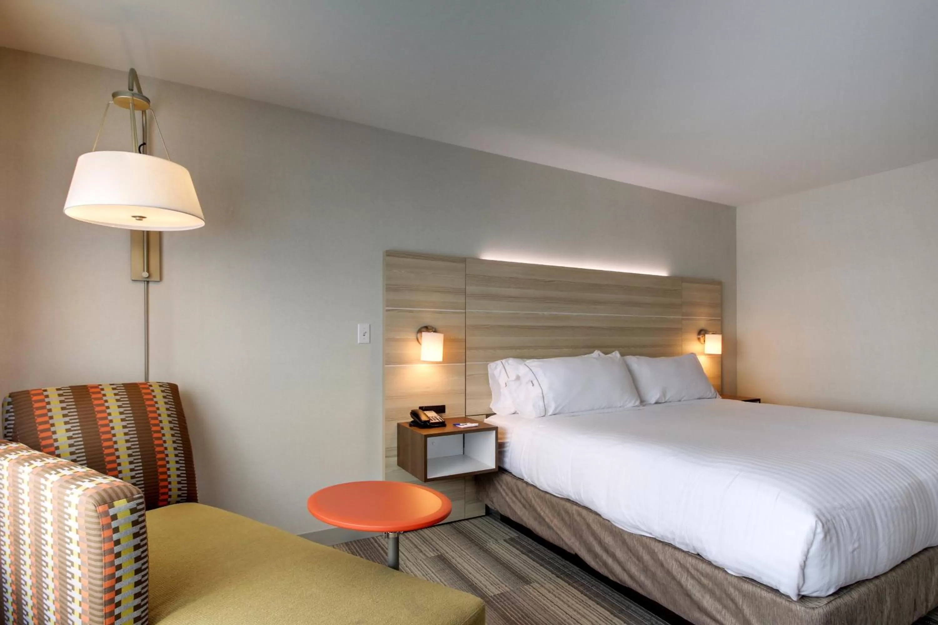 Bed in Holiday Inn Express & Suites Galesburg by IHG