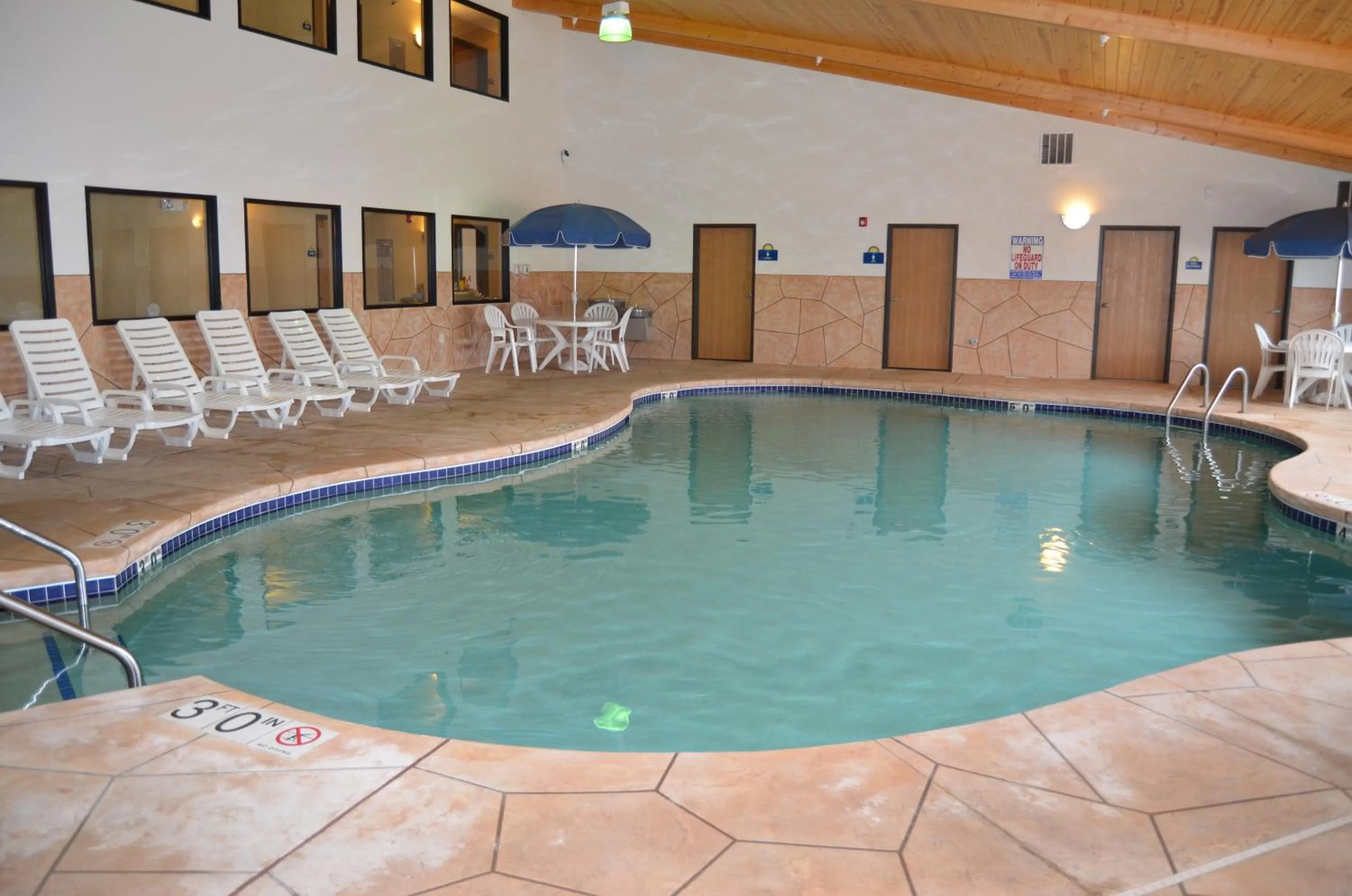 Swimming pool in Econo Lodge