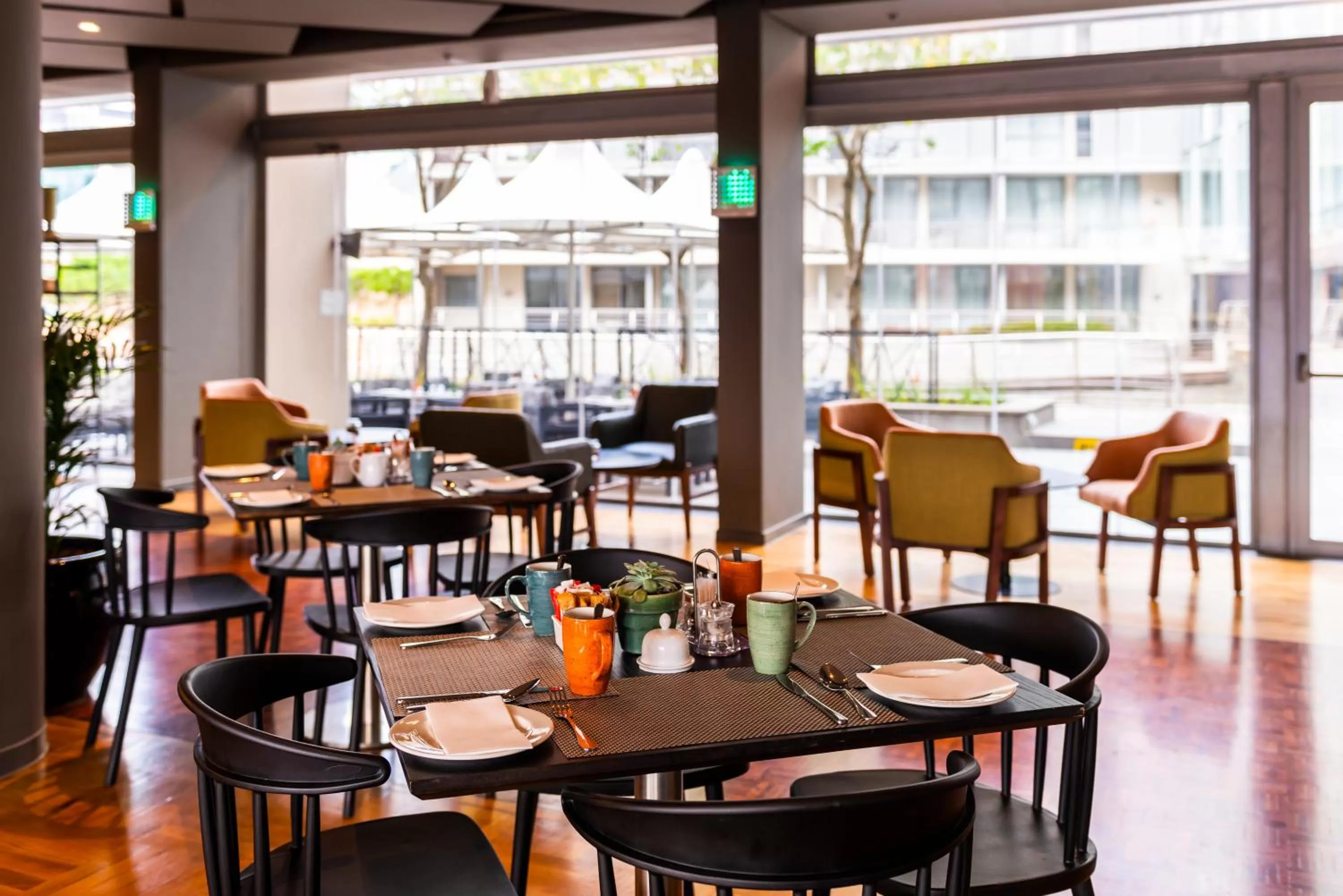 Restaurant/places to eat in aha Harbour Bridge Hotel & Suites