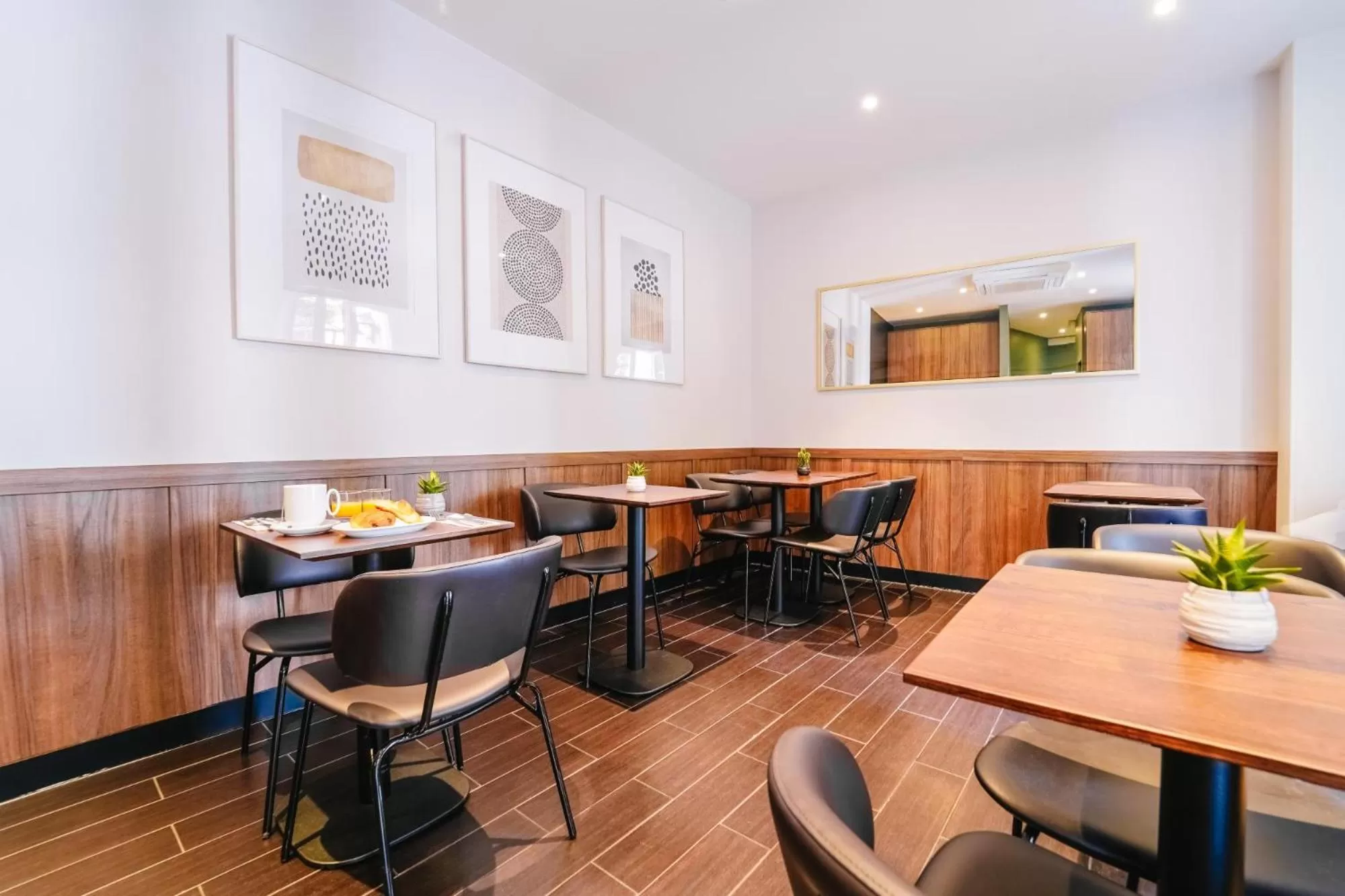 Breakfast in Timhotel Tour Eiffel