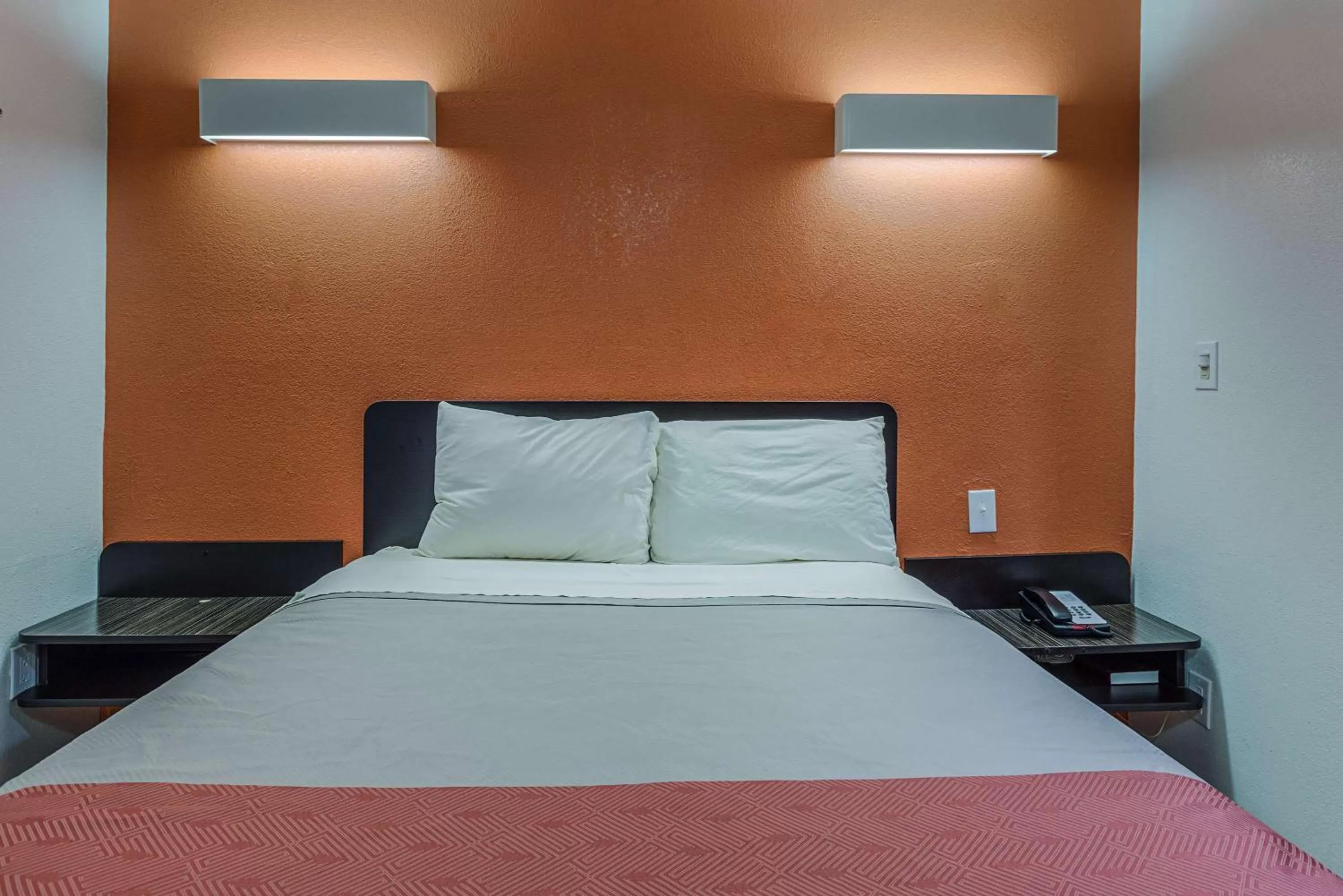 Queen Room - Smoking in Motel 6-Simpsonville, SC - Greenville