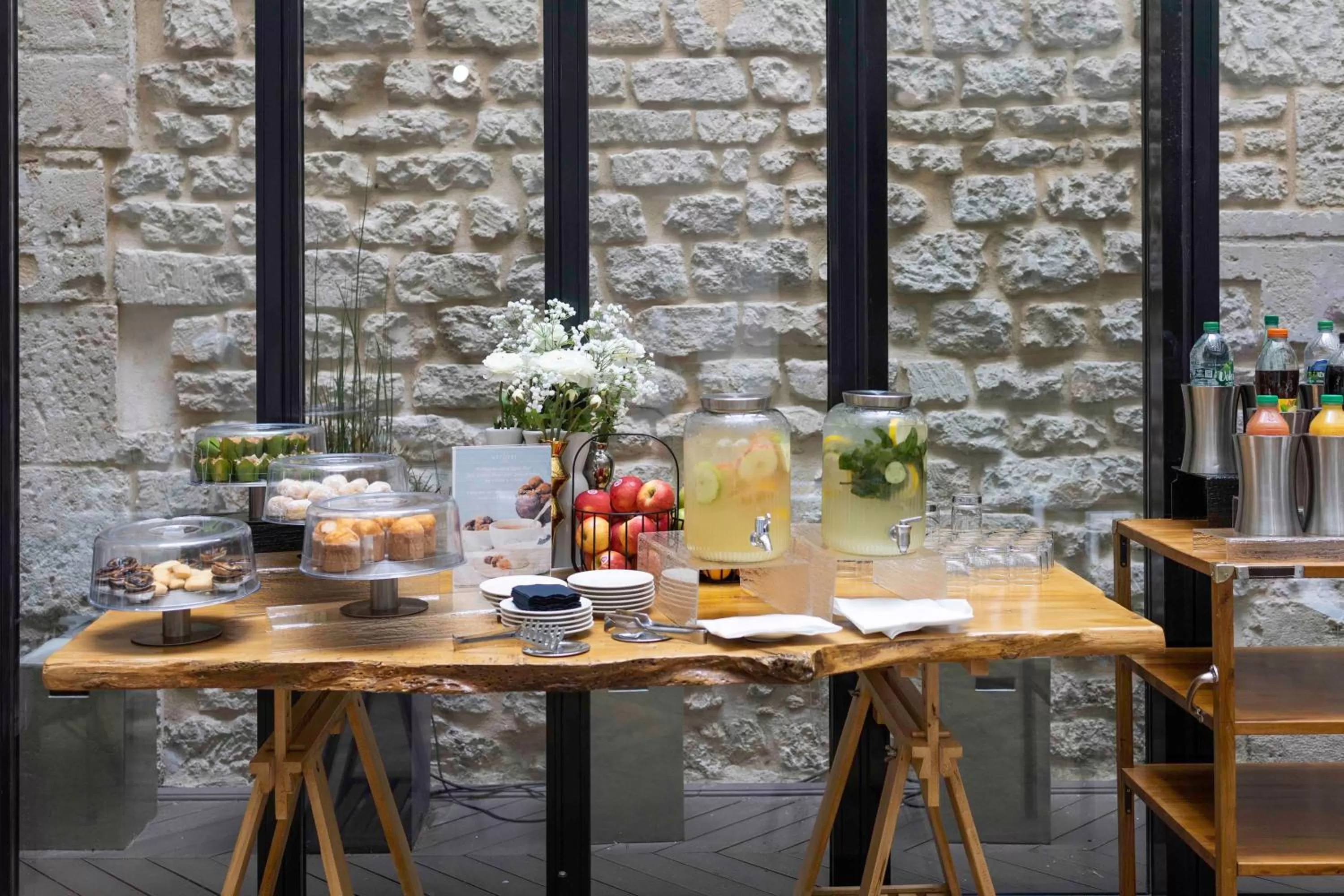 Restaurant/places to eat in Le 123 Sébastopol - Astotel