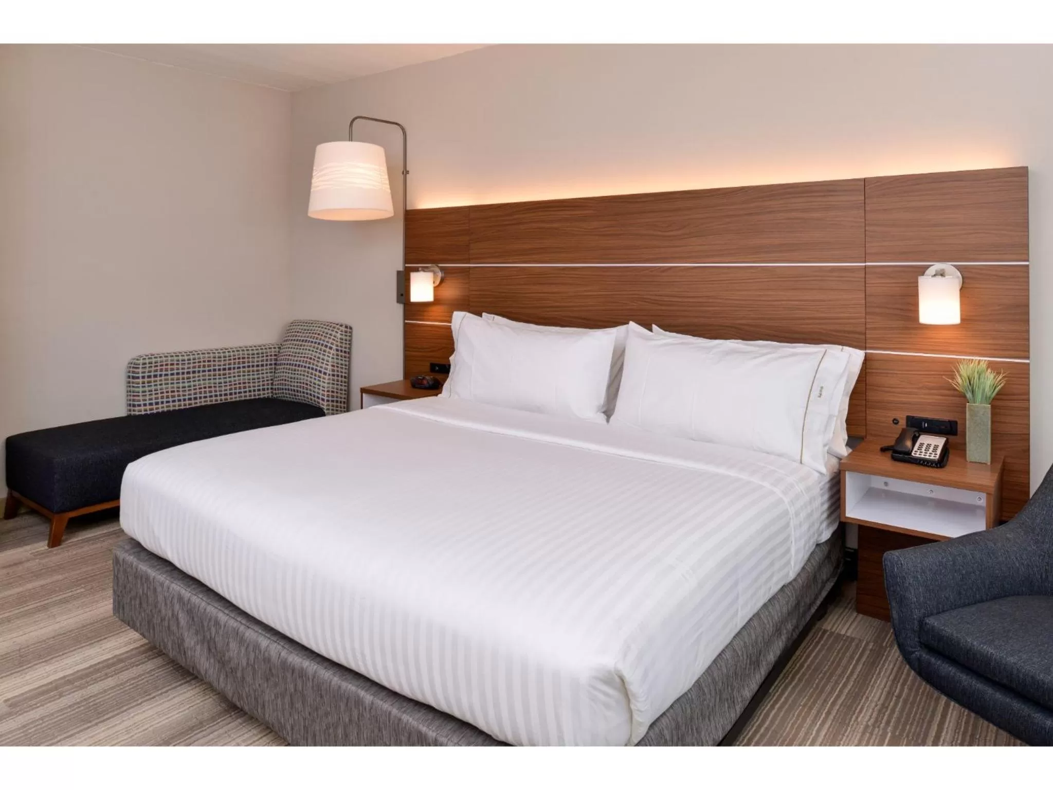 King Room - Mobility Access Tub - Non-Smoking in Holiday Inn Express Melbourne West, an IHG Hotel