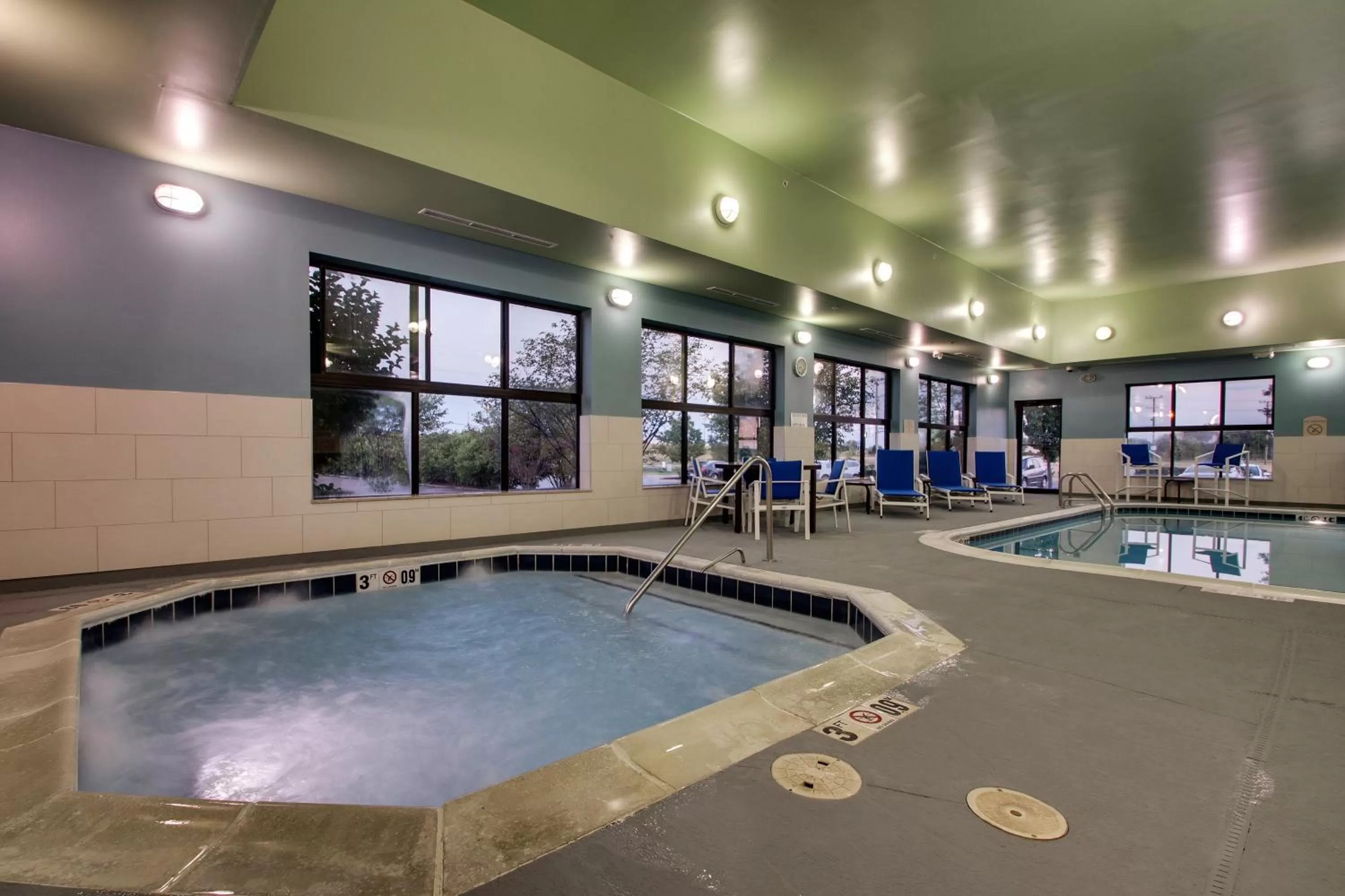 Swimming pool in Holiday Inn Express Hotel & Suites Morris by IHG