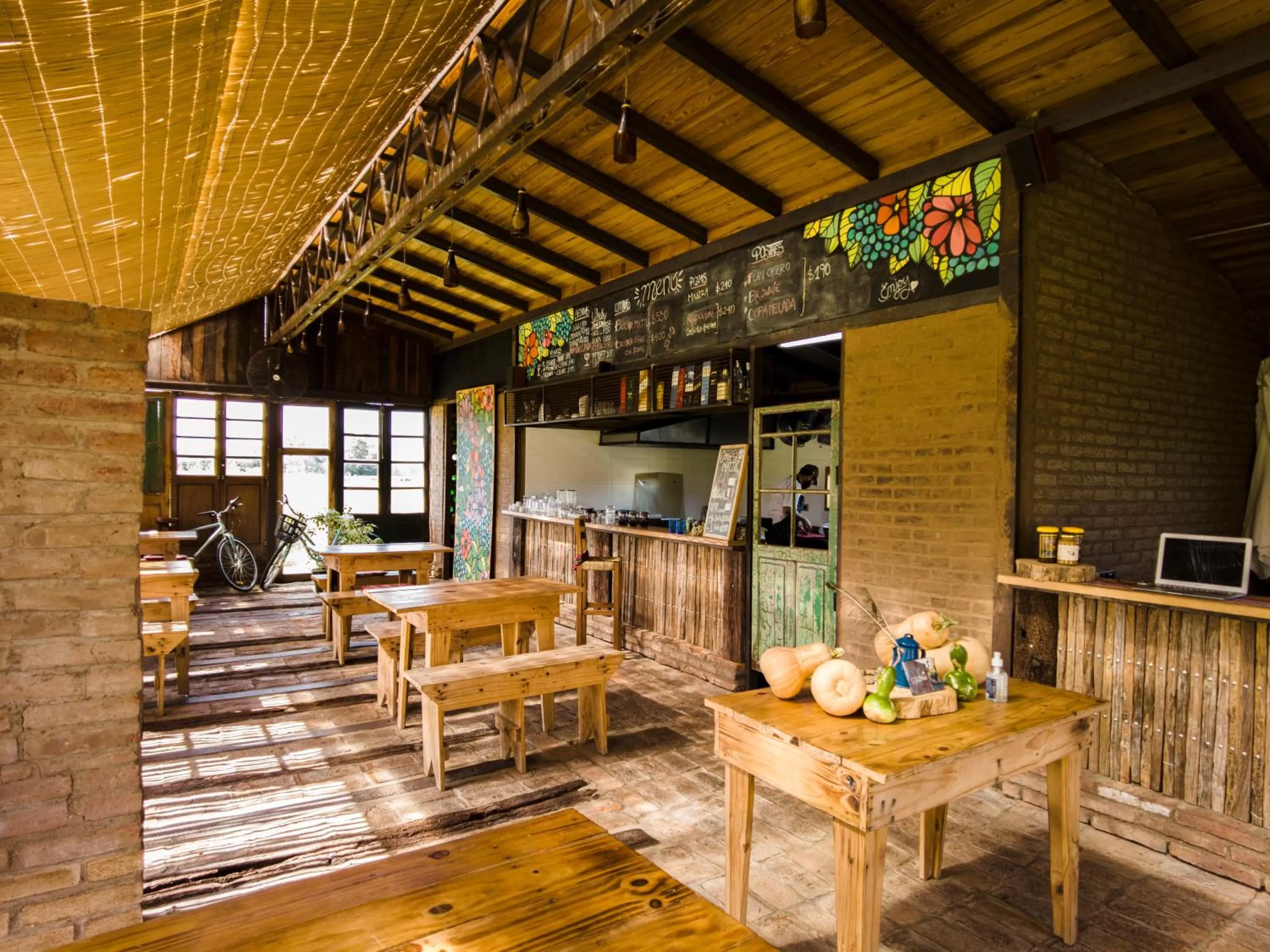 Restaurant/places to eat in Caliu Earthship Ecolodge