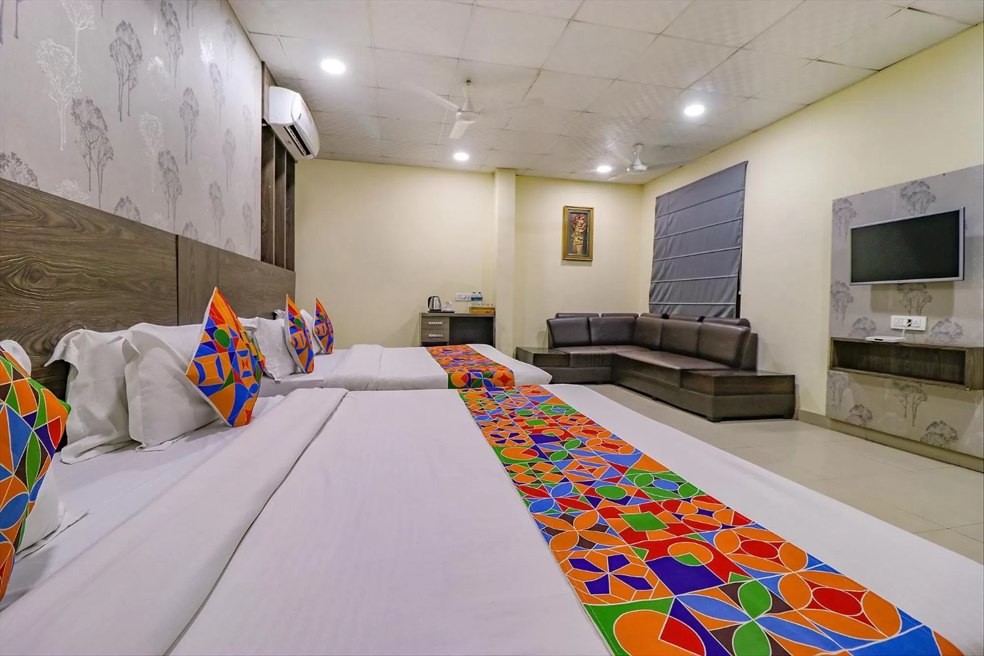 Communal lounge/ TV room in FabHotel Heaven Agya Ludhiana