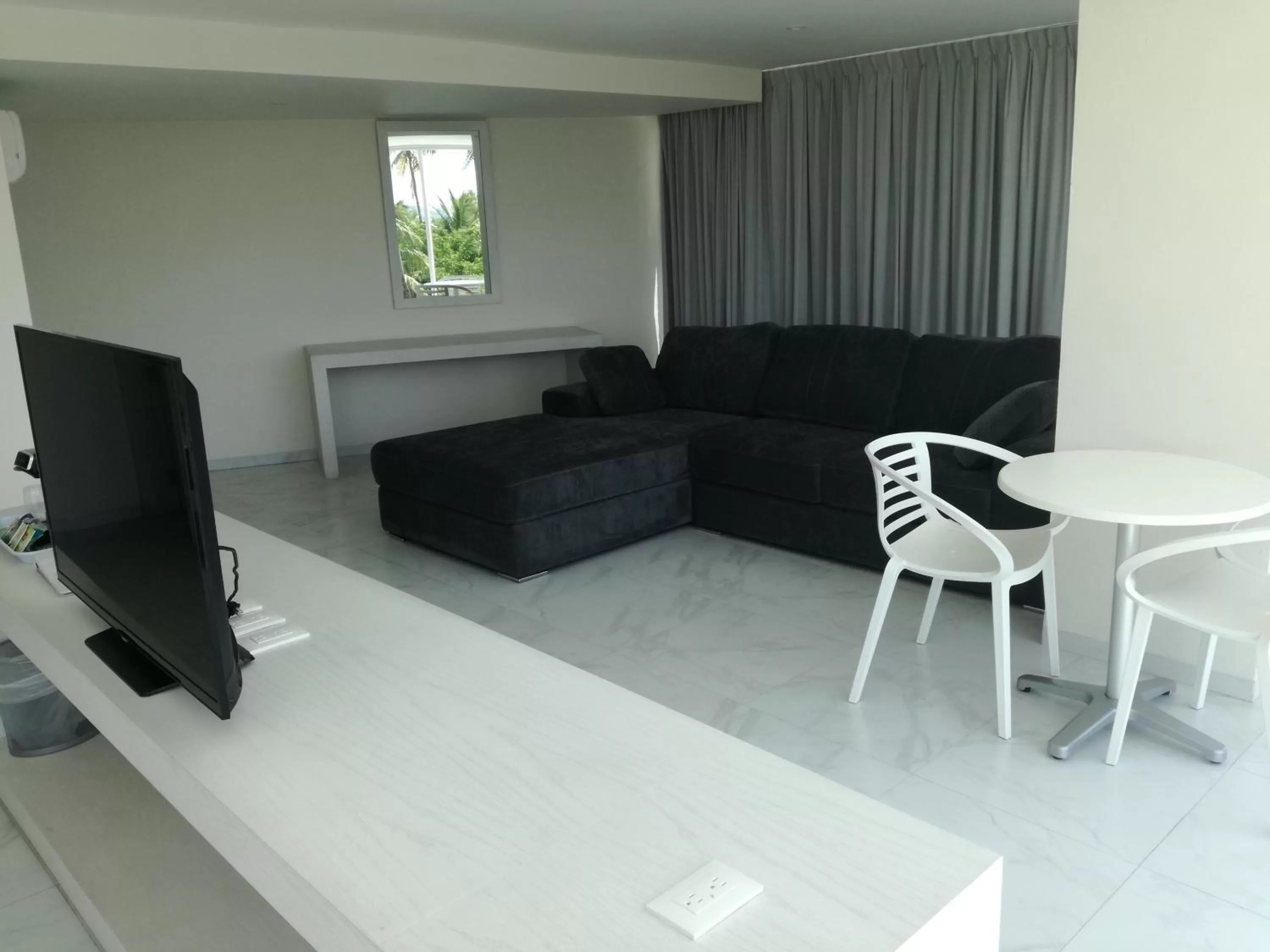 TV and multimedia in We Hotel Acapulco